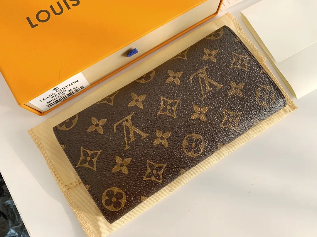 💰100 💎The Josephine Wallet is inspired by Louis Vuitton's first wallet. It is made of soft Monogram canvas and lined with brightly colored lining, giving the brand's classic design a unique and stylish beauty. The long, flat shape makes it easy to slip into any pocket or handbag. Model: M60708 Size: 19/10.