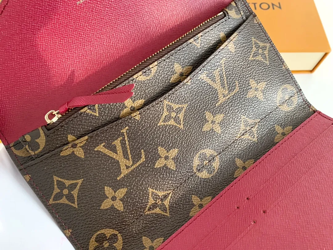 💰100 💎The Josephine Wallet is inspired by Louis Vuitton's first wallet. It is made of soft Monogram canvas and lined with brightly colored lining, giving the brand's classic design a unique and stylish beauty. The long, flat shape makes it easy to slip into any pocket or handbag. Model: M60708 Size: 19/10.