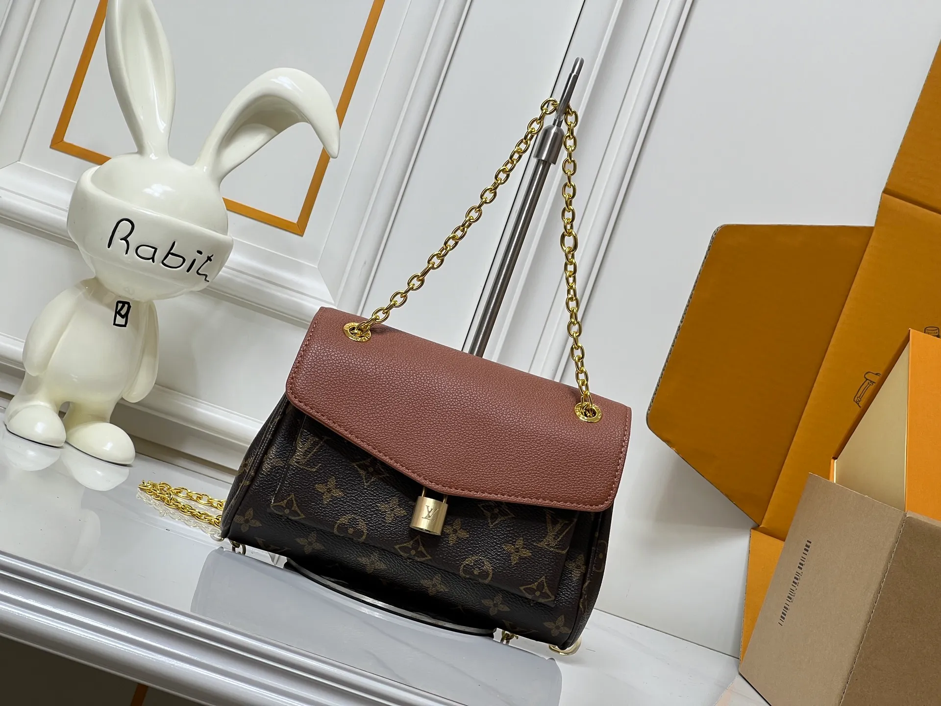 ¥300 This 𝐁𝐁 handbag is named after the exquisite and artistic Saint-Germain neighborhood in Paris. It is a stylish choice whether it is day or night. The bag is crafted from 𝐌𝐨𝐧𝐨𝐠𝐫𝐚𝐦 canvas with leather edges in a seasonal wine hue that matches the gold-toned lock – a Louis Vuitton signature design that dates back to 𝟏𝟖𝟖𝟎. The slip chain design provides a variety of matching methods, and can be worn on the shoulder. Model: M26398 Size: 𝟐𝟒 𝐱 𝟏𝟕 𝐱 𝟗 𝐜𝐦((Length 𝐱 Height 𝐱 Width)