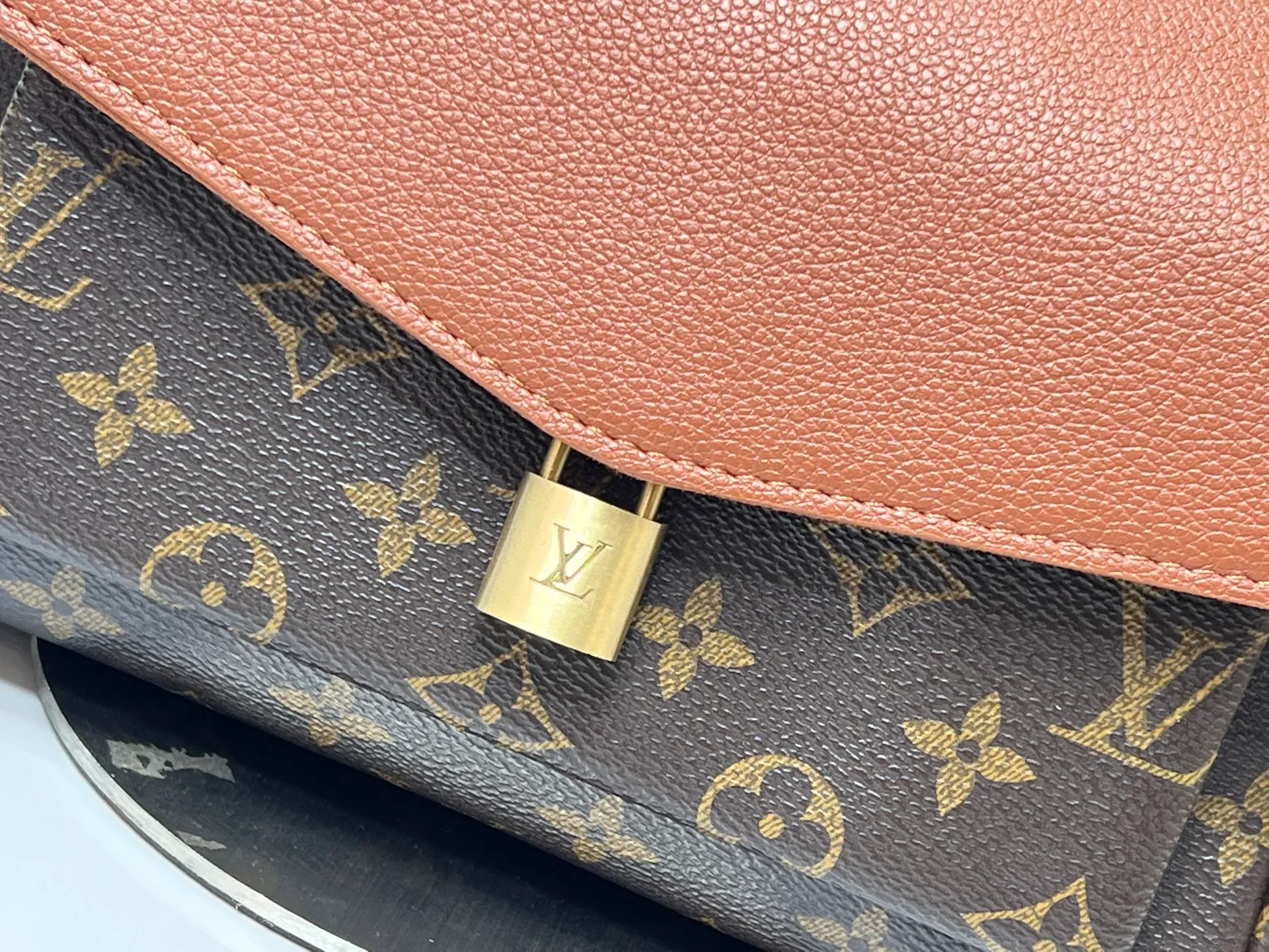 ¥300 This 𝐁𝐁 handbag is named after the exquisite and artistic Saint-Germain neighborhood in Paris. It is a stylish choice whether it is day or night. The bag is crafted from 𝐌𝐨𝐧𝐨𝐠𝐫𝐚𝐦 canvas with leather edges in a seasonal wine hue that matches the gold-toned lock – a Louis Vuitton signature design that dates back to 𝟏𝟖𝟖𝟎. The slip chain design provides a variety of matching methods, and can be worn on the shoulder. Model: M26398 Size: 𝟐𝟒 𝐱 𝟏𝟕 𝐱 𝟗 𝐜𝐦((Length 𝐱 Height 𝐱 Width)
