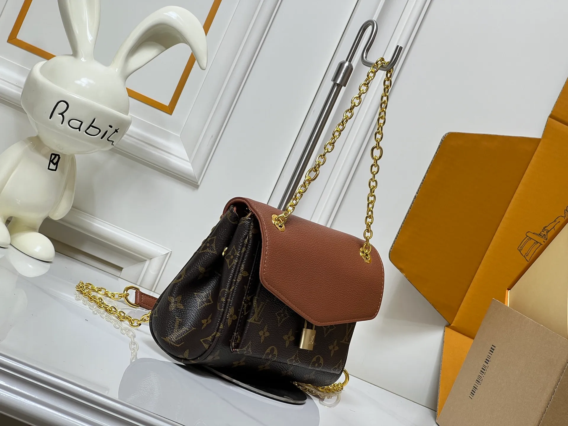 ¥300 This 𝐁𝐁 handbag is named after the exquisite and artistic Saint-Germain neighborhood in Paris. It is a stylish choice whether it is day or night. The bag is crafted from 𝐌𝐨𝐧𝐨𝐠𝐫𝐚𝐦 canvas with leather edges in a seasonal wine hue that matches the gold-toned lock – a Louis Vuitton signature design that dates back to 𝟏𝟖𝟖𝟎. The slip chain design provides a variety of matching methods, and can be worn on the shoulder. Model: M26398 Size: 𝟐𝟒 𝐱 𝟏𝟕 𝐱 𝟗 𝐜𝐦((Length 𝐱 Height 𝐱 Width)