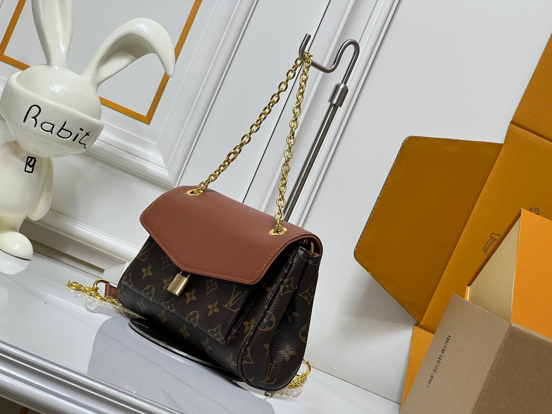 ¥300 This 𝐁𝐁 handbag is named after the exquisite and artistic Saint-Germain neighborhood in Paris. It is a stylish choice whether it is day or night. The bag is crafted from 𝐌𝐨𝐧𝐨𝐠𝐫𝐚𝐦 canvas with leather edges in a seasonal wine hue that matches the gold-toned lock – a Louis Vuitton signature design that dates back to 𝟏𝟖𝟖𝟎. The slip chain design provides a variety of matching methods, and can be worn on the shoulder. Model: M26398 Size: 𝟐𝟒 𝐱 𝟏𝟕 𝐱 𝟗 𝐜𝐦((Length 𝐱 Height 𝐱 Width)
