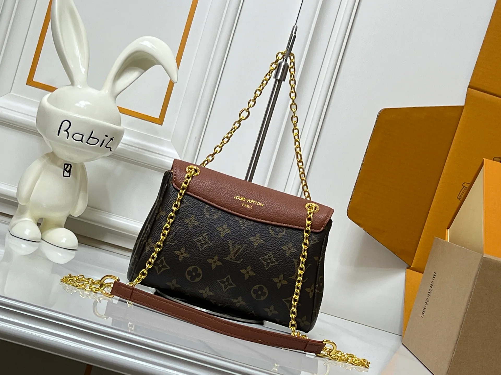 ¥300 This 𝐁𝐁 handbag is named after the exquisite and artistic Saint-Germain neighborhood in Paris. It is a stylish choice whether it is day or night. The bag is crafted from 𝐌𝐨𝐧𝐨𝐠𝐫𝐚𝐦 canvas with leather edges in a seasonal wine hue that matches the gold-toned lock – a Louis Vuitton signature design that dates back to 𝟏𝟖𝟖𝟎. The slip chain design provides a variety of matching methods, and can be worn on the shoulder. Model: M26398 Size: 𝟐𝟒 𝐱 𝟏𝟕 𝐱 𝟗 𝐜𝐦((Length 𝐱 Height 𝐱 Width)