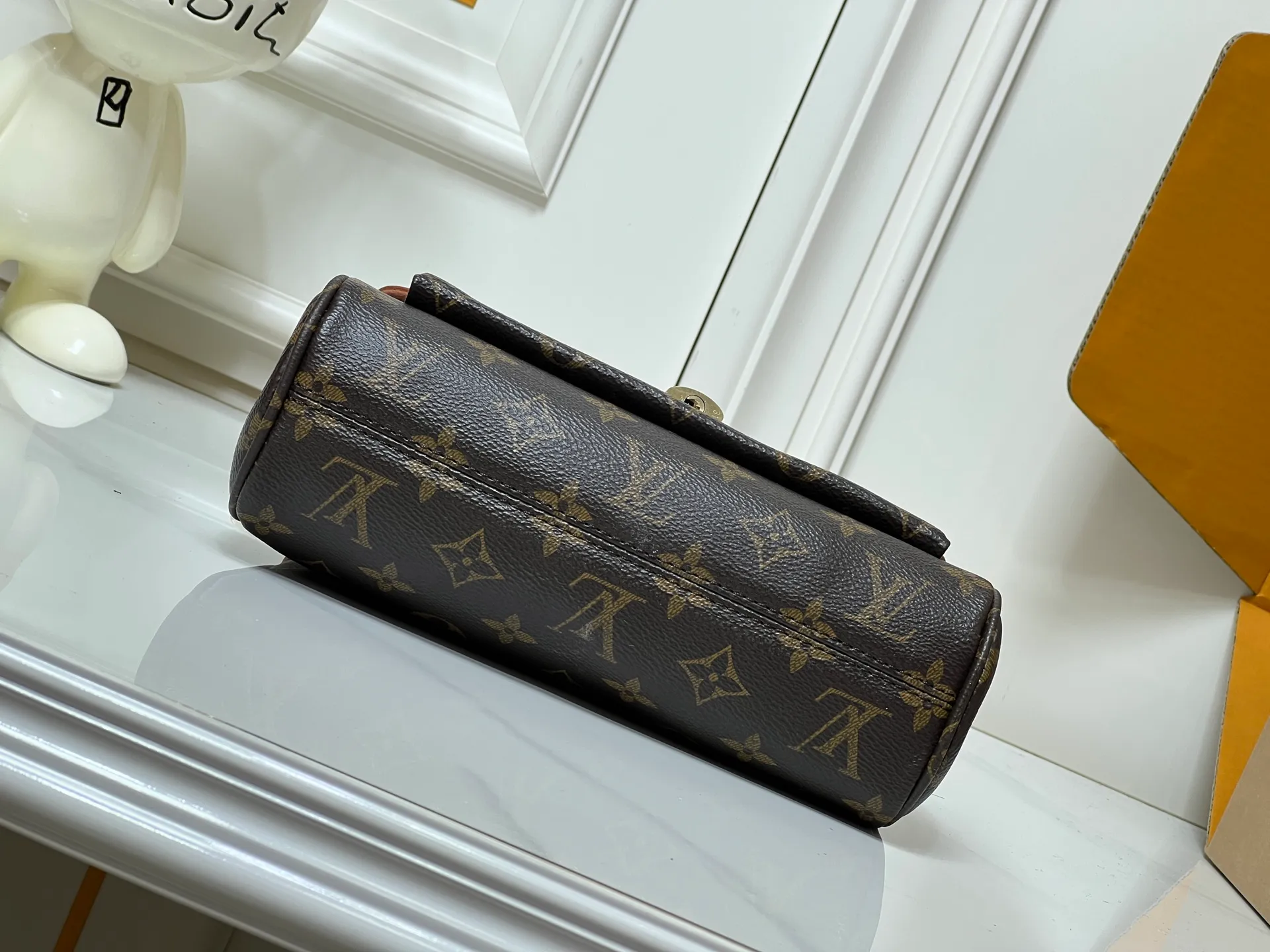 ¥300 This 𝐁𝐁 handbag is named after the exquisite and artistic Saint-Germain neighborhood in Paris. It is a stylish choice whether it is day or night. The bag is crafted from 𝐌𝐨𝐧𝐨𝐠𝐫𝐚𝐦 canvas with leather edges in a seasonal wine hue that matches the gold-toned lock – a Louis Vuitton signature design that dates back to 𝟏𝟖𝟖𝟎. The slip chain design provides a variety of matching methods, and can be worn on the shoulder. Model: M26398 Size: 𝟐𝟒 𝐱 𝟏𝟕 𝐱 𝟗 𝐜𝐦((Length 𝐱 Height 𝐱 Width)