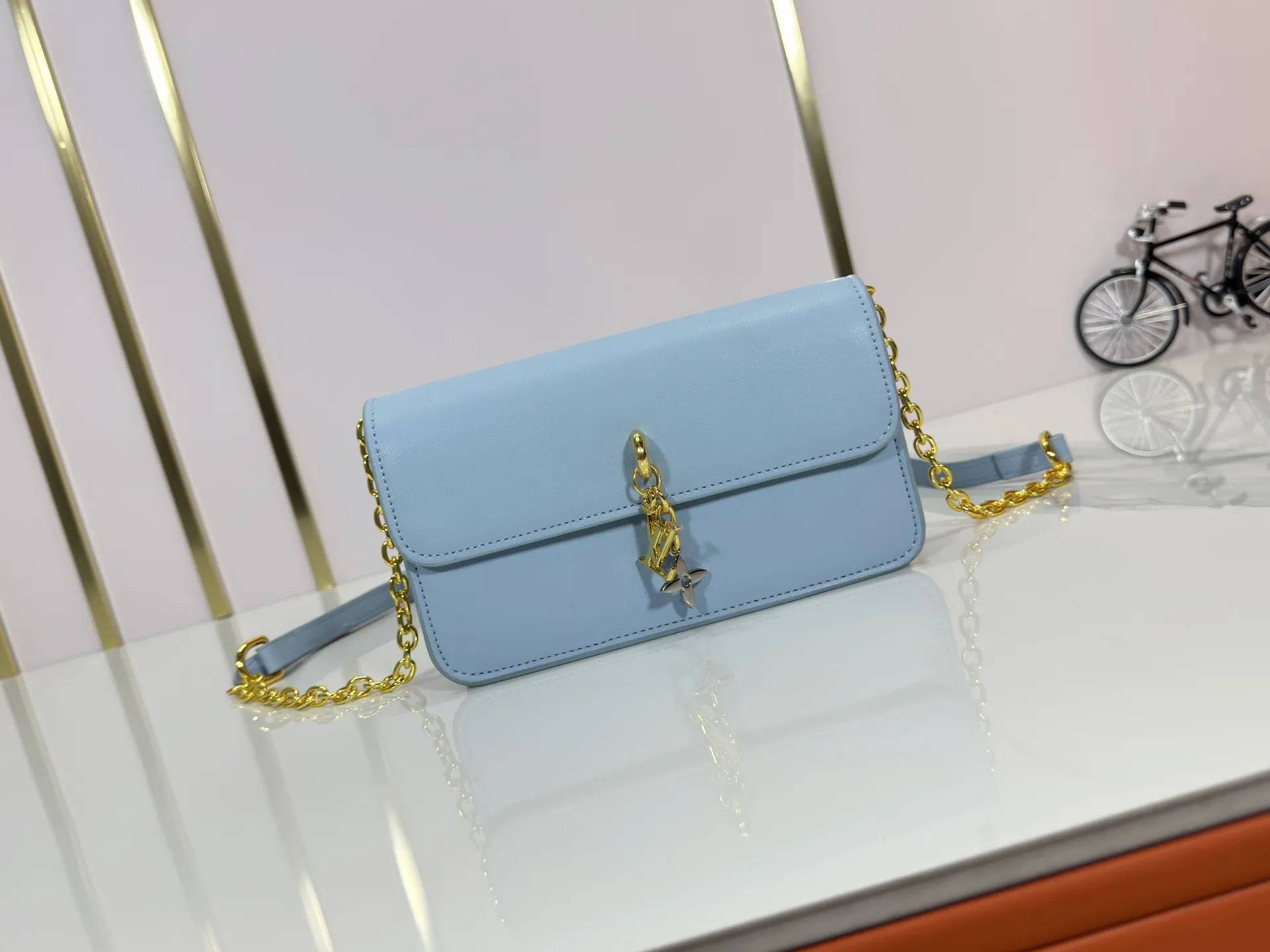 P240 M14564 M14547 M14581 M14549 M14548 Official website latest🆕Spring and summer commuter chain card holder, hijab with original LV letter hardware, original frosted leather, fine and soft leather, exquisite and compact version, equipped with three card slots, which can insert cards💳 and can hold mobile phones📱! Equipped with a ⛓chain shoulder strap, it can be worn 🉑on one shoulder🉑cross the body. When the chains ⛓ are overlapped, it can be carried under the armpits or directly used as a clutch bag! One bag, multiple ways to carry it, looks great and is very practical! Size: 20×11.5×4CM