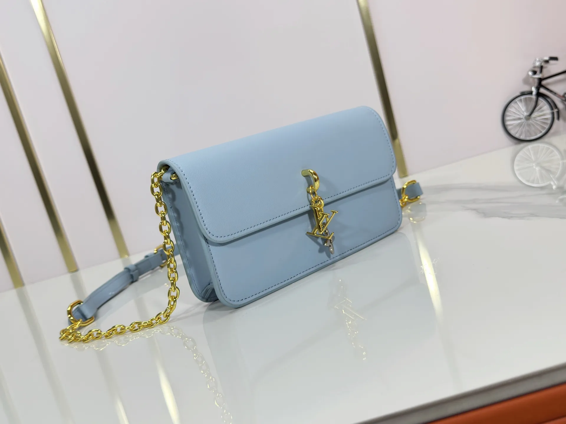 P240 M14564 M14547 M14581 M14549 M14548 Official website latest🆕Spring and summer commuter chain card holder, hijab with original LV letter hardware, original frosted leather, fine and soft leather, exquisite and compact version, equipped with three card slots, which can insert cards💳 and can hold mobile phones📱! Equipped with a ⛓chain shoulder strap, it can be worn 🉑on one shoulder🉑cross the body. When the chains ⛓ are overlapped, it can be carried under the armpits or directly used as a clutch bag! One bag, multiple ways to carry it, looks great and is very practical! Size: 20×11.5×4CM