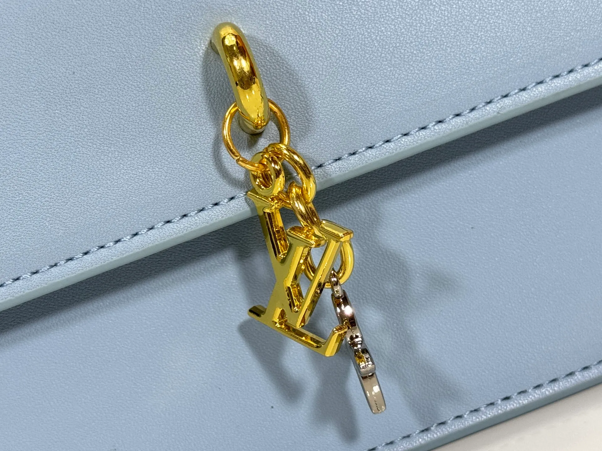 P240 M14564 M14547 M14581 M14549 M14548 Official website latest🆕Spring and summer commuter chain card holder, hijab with original LV letter hardware, original frosted leather, fine and soft leather, exquisite and compact version, equipped with three card slots, which can insert cards💳 and can hold mobile phones📱! Equipped with a ⛓chain shoulder strap, it can be worn 🉑on one shoulder🉑cross the body. When the chains ⛓ are overlapped, it can be carried under the armpits or directly used as a clutch bag! One bag, multiple ways to carry it, looks great and is very practical! Size: 20×11.5×4CM
