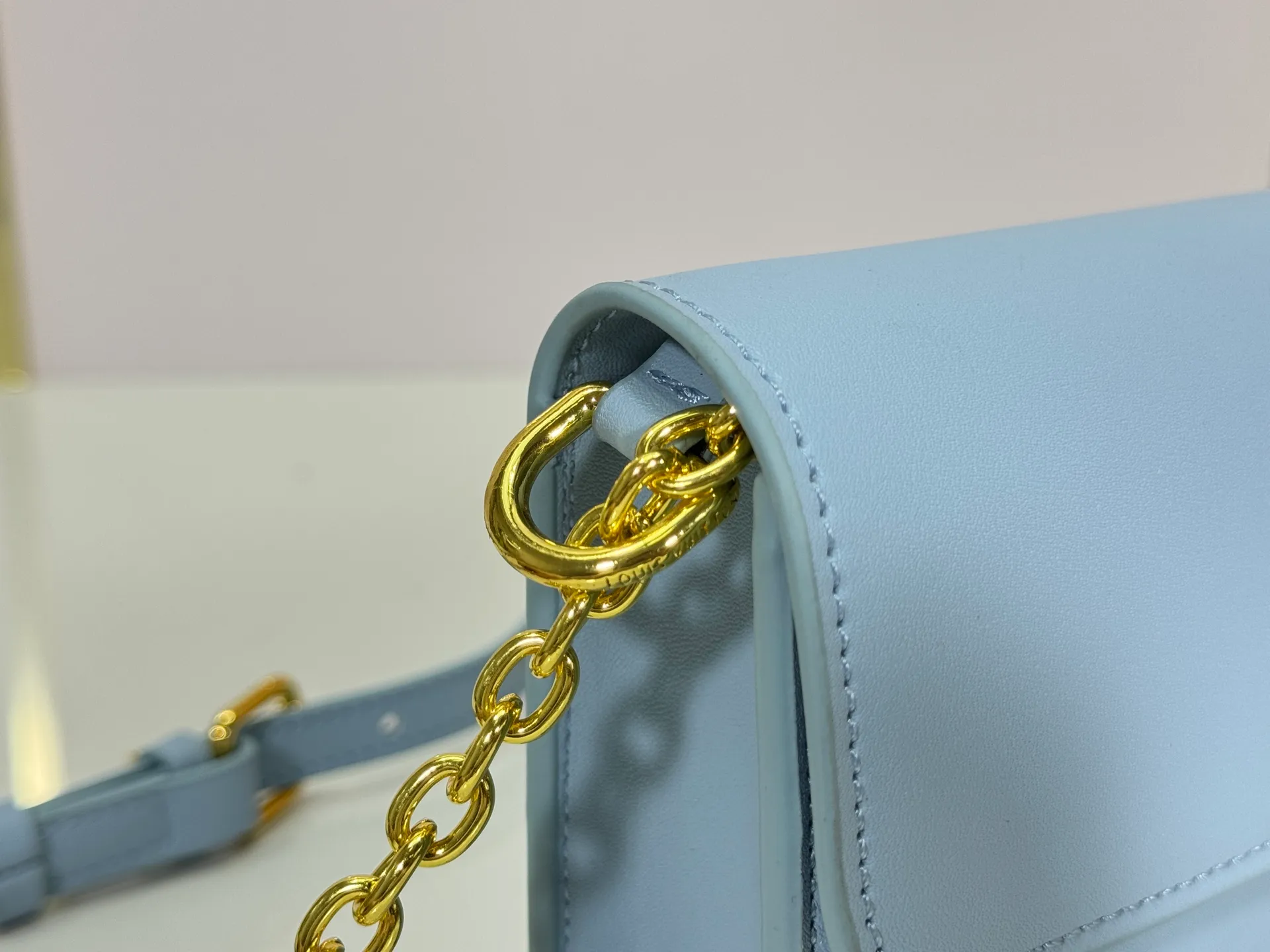 P240 M14564 M14547 M14581 M14549 M14548 Official website latest🆕Spring and summer commuter chain card holder, hijab with original LV letter hardware, original frosted leather, fine and soft leather, exquisite and compact version, equipped with three card slots, which can insert cards💳 and can hold mobile phones📱! Equipped with a ⛓chain shoulder strap, it can be worn 🉑on one shoulder🉑cross the body. When the chains ⛓ are overlapped, it can be carried under the armpits or directly used as a clutch bag! One bag, multiple ways to carry it, looks great and is very practical! Size: 20×11.5×4CM