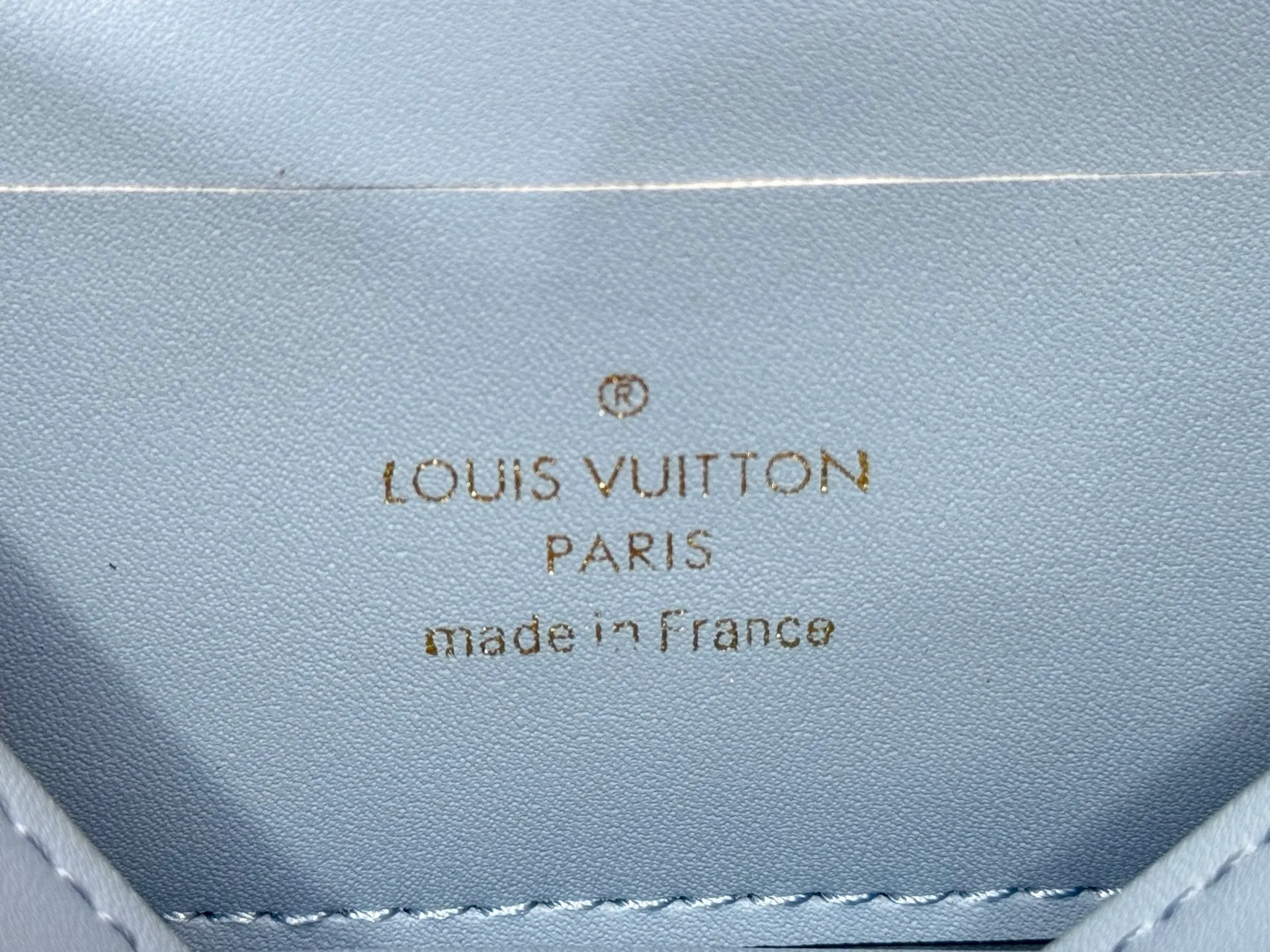P240 M14564 M14547 M14581 M14549 M14548 Official website latest🆕Spring and summer commuter chain card holder, hijab with original LV letter hardware, original frosted leather, fine and soft leather, exquisite and compact version, equipped with three card slots, which can insert cards💳 and can hold mobile phones📱! Equipped with a ⛓chain shoulder strap, it can be worn 🉑on one shoulder🉑cross the body. When the chains ⛓ are overlapped, it can be carried under the armpits or directly used as a clutch bag! One bag, multiple ways to carry it, looks great and is very practical! Size: 20×11.5×4CM