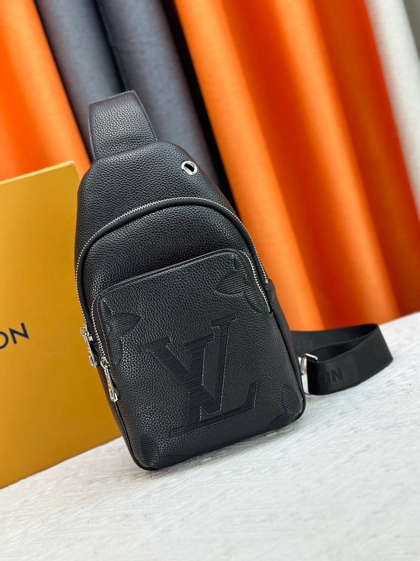 P300 latest style＜LV＞Men's 👮chest bag💯hot shipment❗️(actual photo taken📷without any added effects) original imported first-layer cowhide👍soft and comfortable leather feel✌️intimately designed headphone cable drilling, using special hardware. original lining💪senior tailor✂️unique casual high-end style🙌Model: 1027 M46344 Color: black. Size: 30×17×5cm