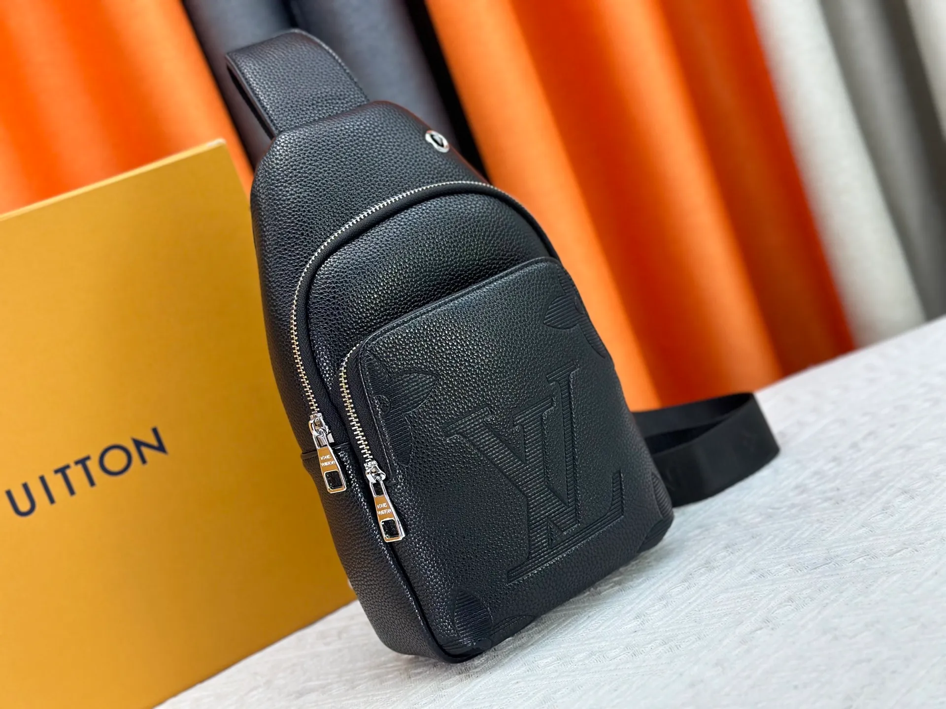 P300 latest style＜LV＞Men's 👮chest bag💯hot shipment❗️(actual photo taken📷without any added effects) original imported first-layer cowhide👍soft and comfortable leather feel✌️intimately designed headphone cable drilling, using special hardware. original lining💪senior tailor✂️unique casual high-end style🙌Model: 1027 M46344 Color: black. Size: 30×17×5cm