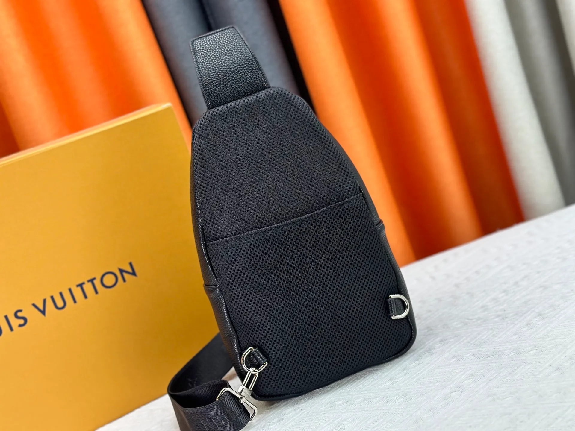 P300 latest style＜LV＞Men's 👮chest bag💯hot shipment❗️(actual photo taken📷without any added effects) original imported first-layer cowhide👍soft and comfortable leather feel✌️intimately designed headphone cable drilling, using special hardware. original lining💪senior tailor✂️unique casual high-end style🙌Model: 1027 M46344 Color: black. Size: 30×17×5cm