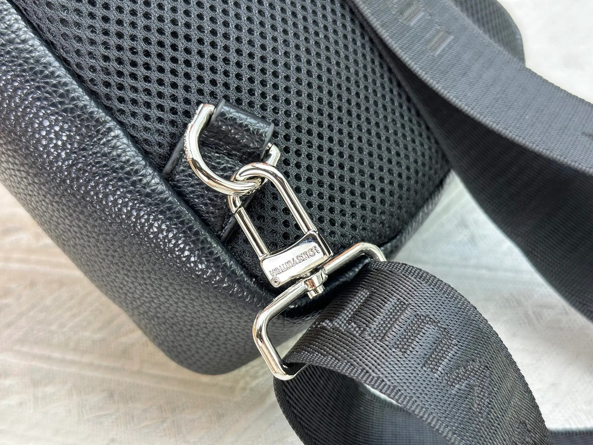 P300 latest style＜LV＞Men's 👮chest bag💯hot shipment❗️(actual photo taken📷without any added effects) original imported first-layer cowhide👍soft and comfortable leather feel✌️intimately designed headphone cable drilling, using special hardware. original lining💪senior tailor✂️unique casual high-end style🙌Model: 1027 M46344 Color: black. Size: 30×17×5cm