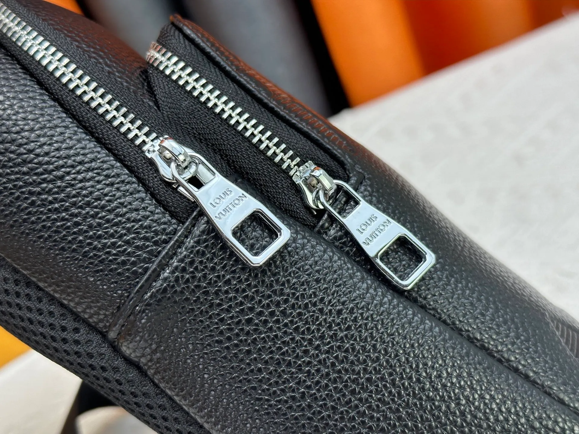 P300 latest style＜LV＞Men's 👮chest bag💯hot shipment❗️(actual photo taken📷without any added effects) original imported first-layer cowhide👍soft and comfortable leather feel✌️intimately designed headphone cable drilling, using special hardware. original lining💪senior tailor✂️unique casual high-end style🙌Model: 1027 M46344 Color: black. Size: 30×17×5cm