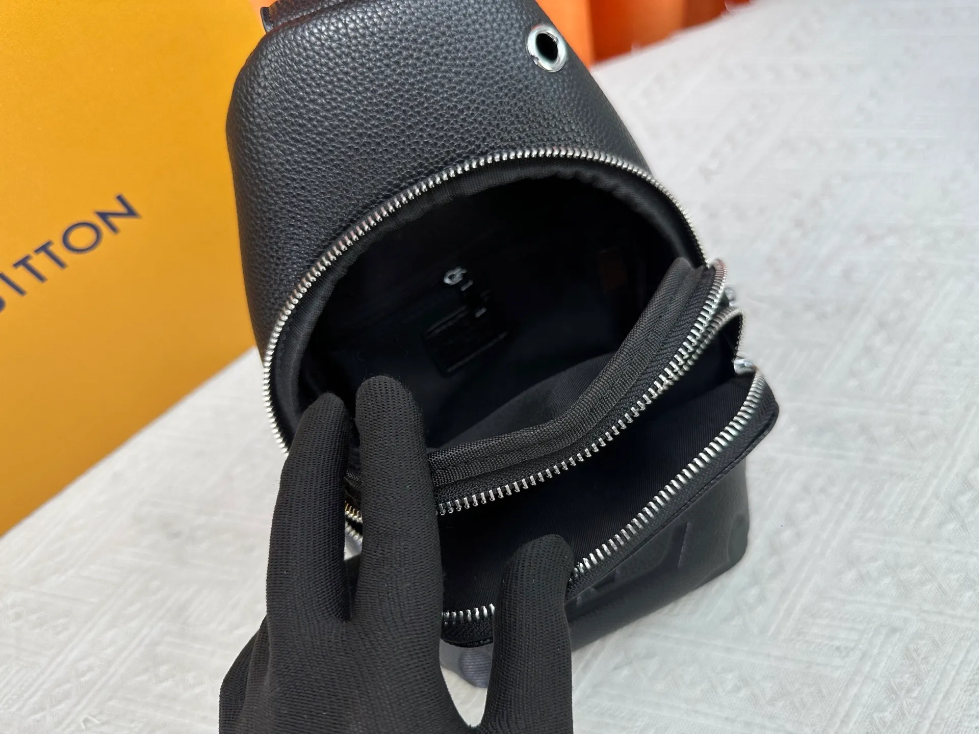 P300 latest style＜LV＞Men's 👮chest bag💯hot shipment❗️(actual photo taken📷without any added effects) original imported first-layer cowhide👍soft and comfortable leather feel✌️intimately designed headphone cable drilling, using special hardware. original lining💪senior tailor✂️unique casual high-end style🙌Model: 1027 M46344 Color: black. Size: 30×17×5cm