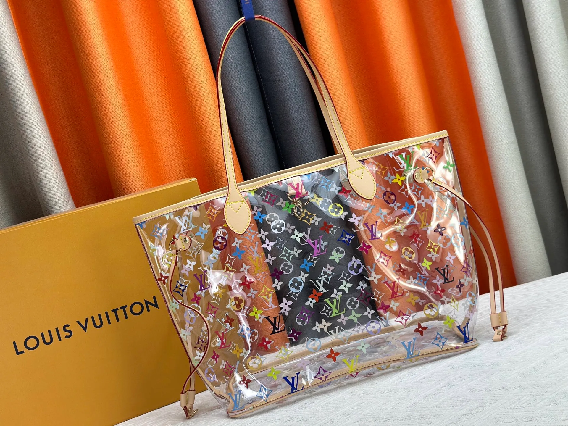 P340 M13263 45686 M40995 M14492 14491 M45685 This Presbyopia Cherry Neverfull medium handbag reinterprets the cheerful elements of the Louis Vuitton Cow leather trim completes the classic style. Dimensions: 31.0 x 28.0 x 14.0 cm (length x height x width)