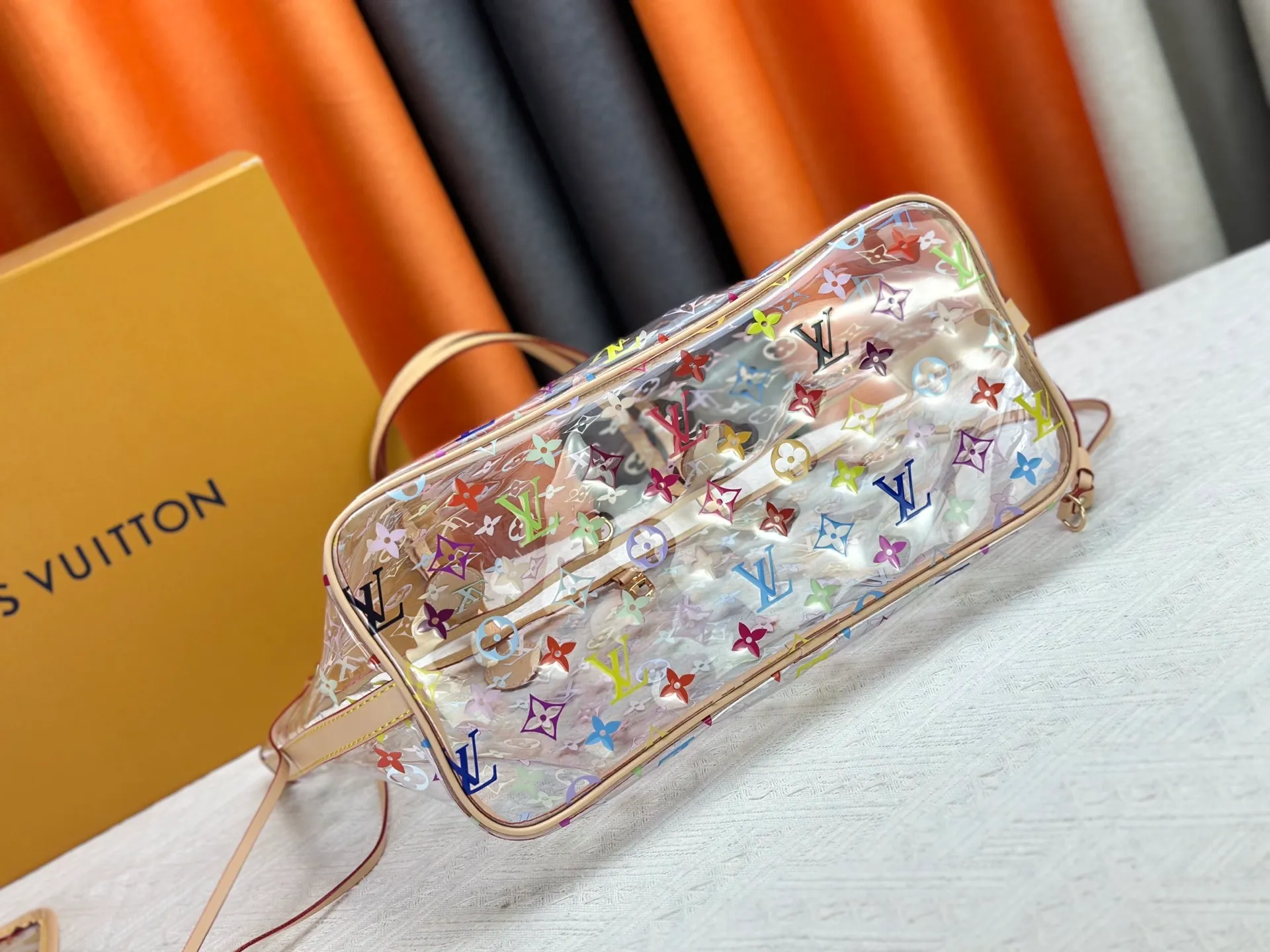 P340 M13263 45686 M40995 M14492 14491 M45685 This Presbyopia Cherry Neverfull medium handbag reinterprets the cheerful elements of the Louis Vuitton Cow leather trim completes the classic style. Dimensions: 31.0 x 28.0 x 14.0 cm (length x height x width)