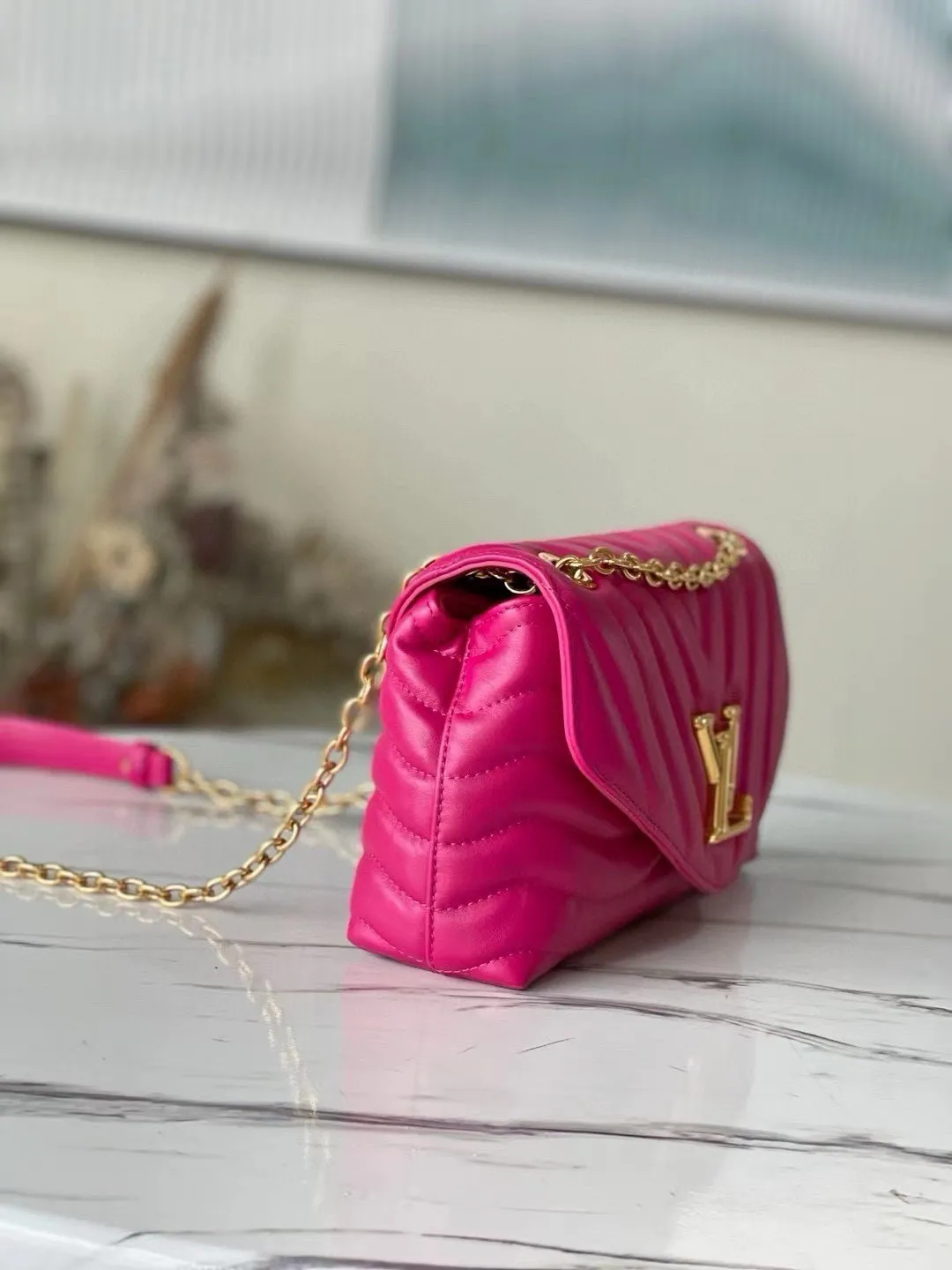 💰1160 (Top Grain Leather) Top Original M58553 NEW WAVE Chain Bag V-shaped quilted chain bag handbag The vintage gold color chain slides through carved holes, while the folding fastener makes it soft. Thanks to its multiple compartments, the interior makes it easier to place women's necessities. Chain bag with easily identifiable badge logo. Size: 24x14x9cm