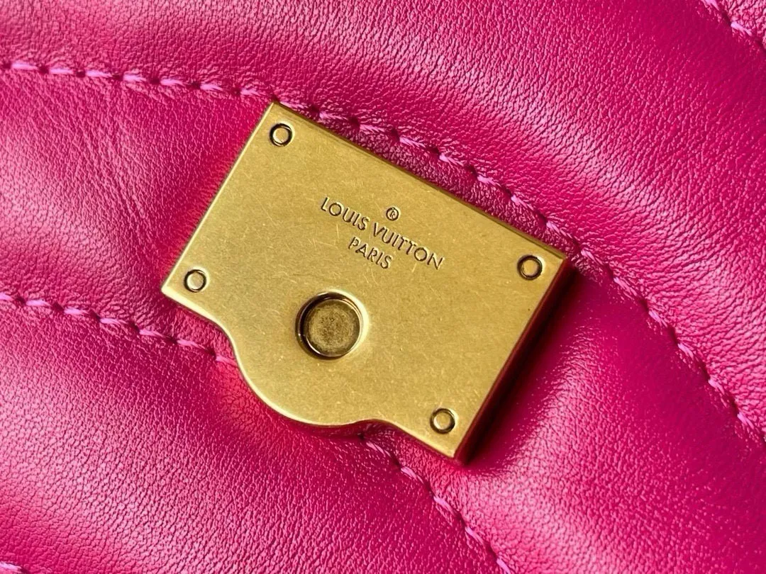 💰1160 (Top Grain Leather) Top Original M58553 NEW WAVE Chain Bag V-shaped quilted chain bag handbag The vintage gold color chain slides through carved holes, while the folding fastener makes it soft. Thanks to its multiple compartments, the interior makes it easier to place women's necessities. Chain bag with easily identifiable badge logo. Size: 24x14x9cm