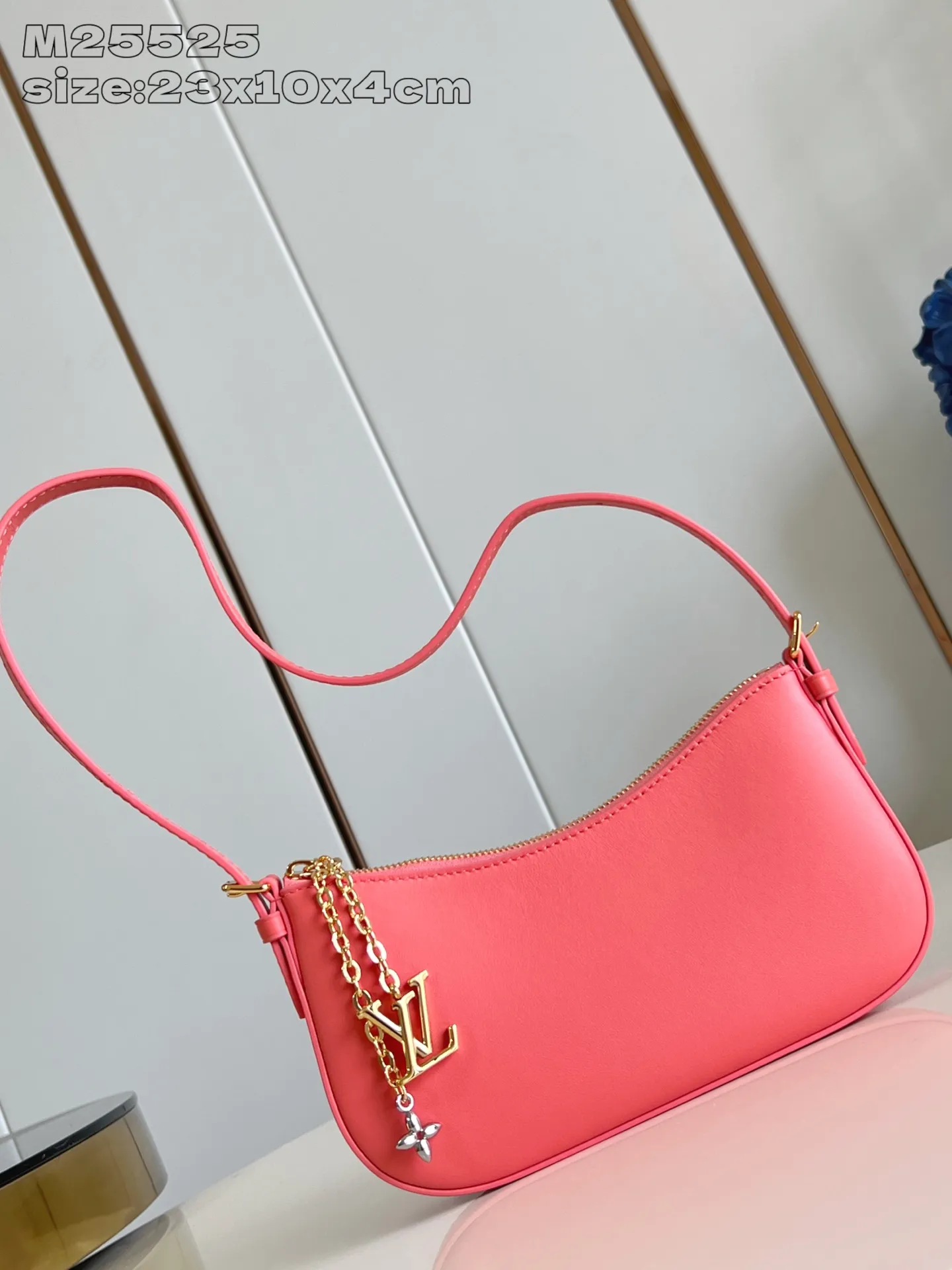 💰820 (top layer leather) top original order [Exclusive real shot M25525 rose red] This Pochette LV Bloom handbag comes from the Louis Vuitton LV Bloom series, cut from cow leather in a fashionable and practical configuration. It's decorated with embellishments inspired by the brand's iconic Monogram pattern. There's plenty of space to store a smartphone, and contrasting metal hardware adds an elegant touch. 23x10x4cmQ