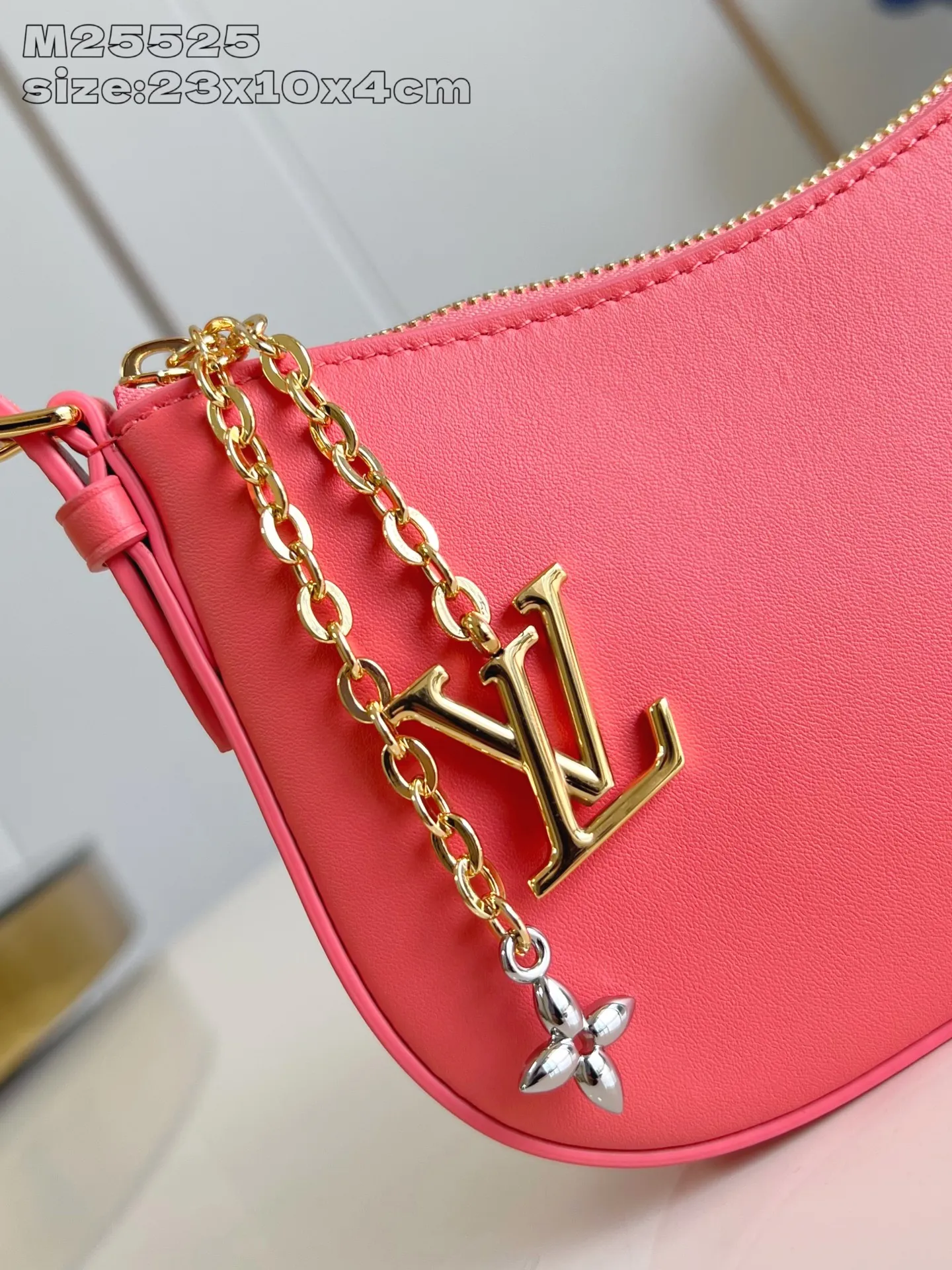💰820 (top layer leather) top original order [Exclusive real shot M25525 rose red] This Pochette LV Bloom handbag comes from the Louis Vuitton LV Bloom series, cut from cow leather in a fashionable and practical configuration. It's decorated with embellishments inspired by the brand's iconic Monogram pattern. There's plenty of space to store a smartphone, and contrasting metal hardware adds an elegant touch. 23x10x4cmQ