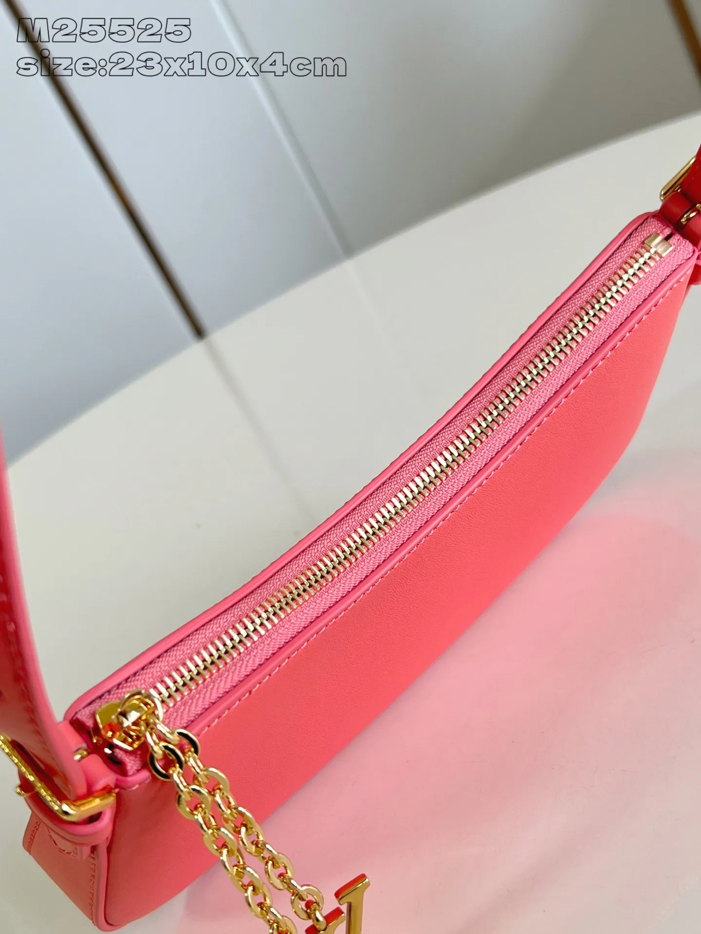 💰820 (top layer leather) top original order [Exclusive real shot M25525 rose red] This Pochette LV Bloom handbag comes from the Louis Vuitton LV Bloom series, cut from cow leather in a fashionable and practical configuration. It's decorated with embellishments inspired by the brand's iconic Monogram pattern. There's plenty of space to store a smartphone, and contrasting metal hardware adds an elegant touch. 23x10x4cmQ