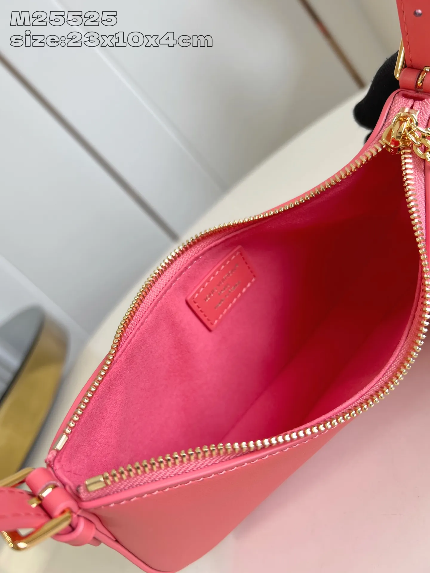 💰820 (top layer leather) top original order [Exclusive real shot M25525 rose red] This Pochette LV Bloom handbag comes from the Louis Vuitton LV Bloom series, cut from cow leather in a fashionable and practical configuration. It's decorated with embellishments inspired by the brand's iconic Monogram pattern. There's plenty of space to store a smartphone, and contrasting metal hardware adds an elegant touch. 23x10x4cmQ