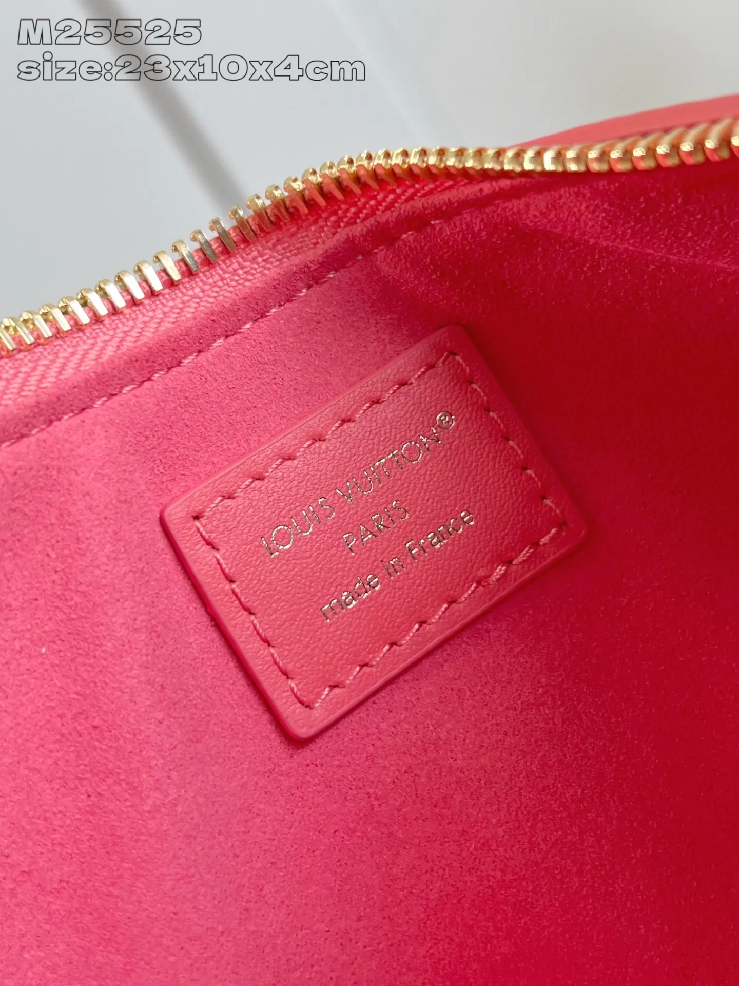 💰820 (top layer leather) top original order [Exclusive real shot M25525 rose red] This Pochette LV Bloom handbag comes from the Louis Vuitton LV Bloom series, cut from cow leather in a fashionable and practical configuration. It's decorated with embellishments inspired by the brand's iconic Monogram pattern. There's plenty of space to store a smartphone, and contrasting metal hardware adds an elegant touch. 23x10x4cmQ