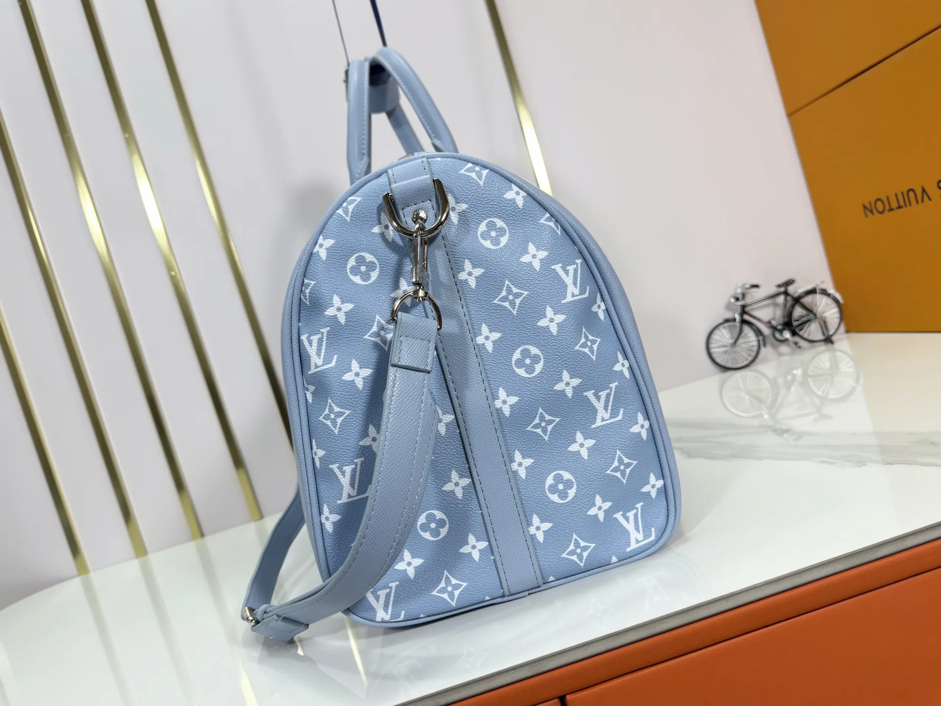 P340 upgraded original M41416 M23962 M40667 M41418 M14122 2025 summer travel bag, using cross pattern to combine classic design and iconic details. Made of Damier Graite canvas and hand luggage size. It has a unique rounded leather handle and an adjustable and detachable shoulder strap. The shoulder pads on the shoulder strap make it more comfortable to carry. Detachable bag can be used as a clutch or pocket. size: 50x29x23cm (length x height x width)