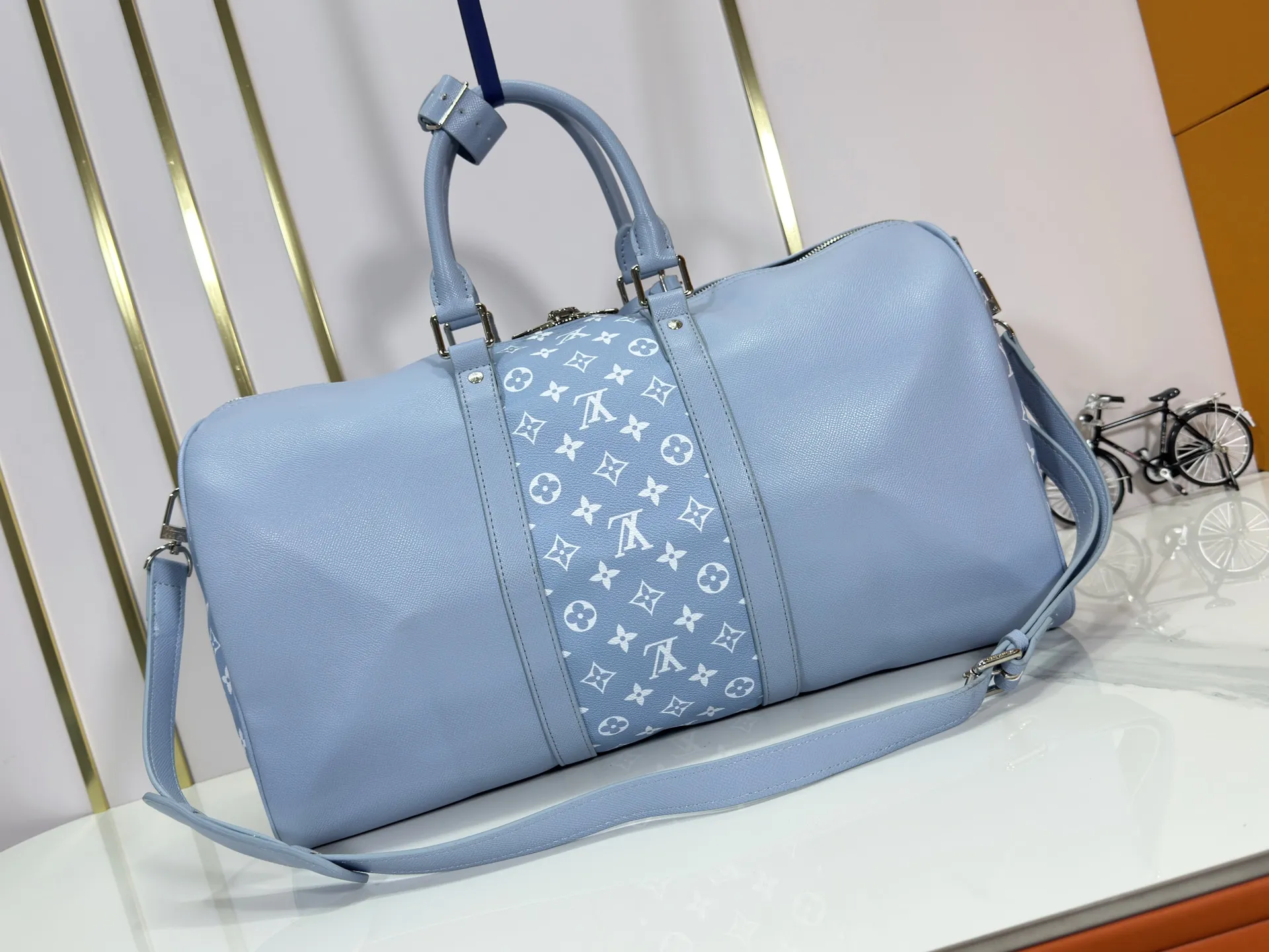 P340 upgraded original M41416 M23962 M40667 M41418 M14122 2025 summer travel bag, using cross pattern to combine classic design and iconic details. Made of Damier Graite canvas and hand luggage size. It has a unique rounded leather handle and an adjustable and detachable shoulder strap. The shoulder pads on the shoulder strap make it more comfortable to carry. Detachable bag can be used as a clutch or pocket. size: 50x29x23cm (length x height x width)