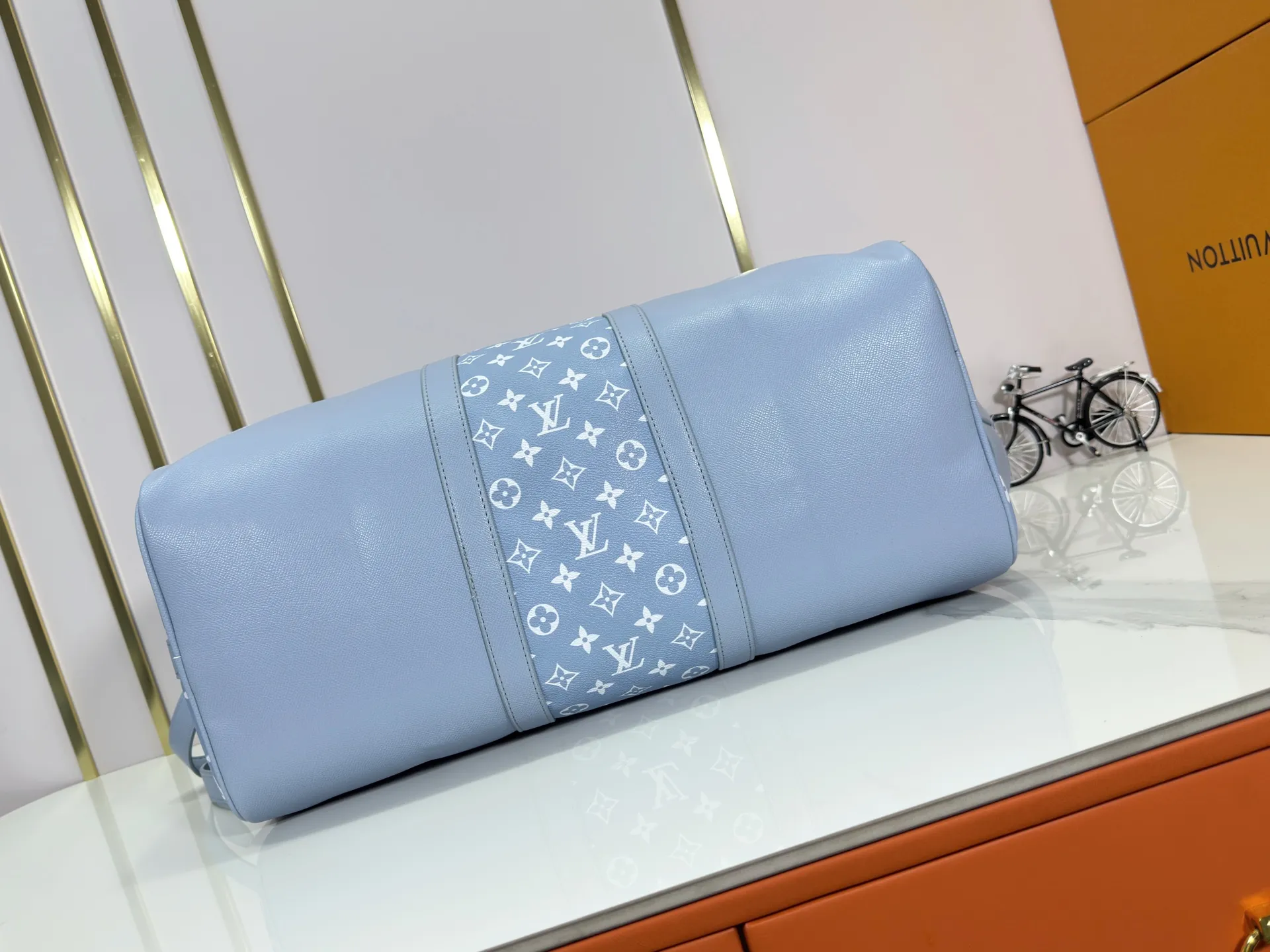 P340 upgraded original M41416 M23962 M40667 M41418 M14122 2025 summer travel bag, using cross pattern to combine classic design and iconic details. Made of Damier Graite canvas and hand luggage size. It has a unique rounded leather handle and an adjustable and detachable shoulder strap. The shoulder pads on the shoulder strap make it more comfortable to carry. Detachable bag can be used as a clutch or pocket. size: 50x29x23cm (length x height x width)