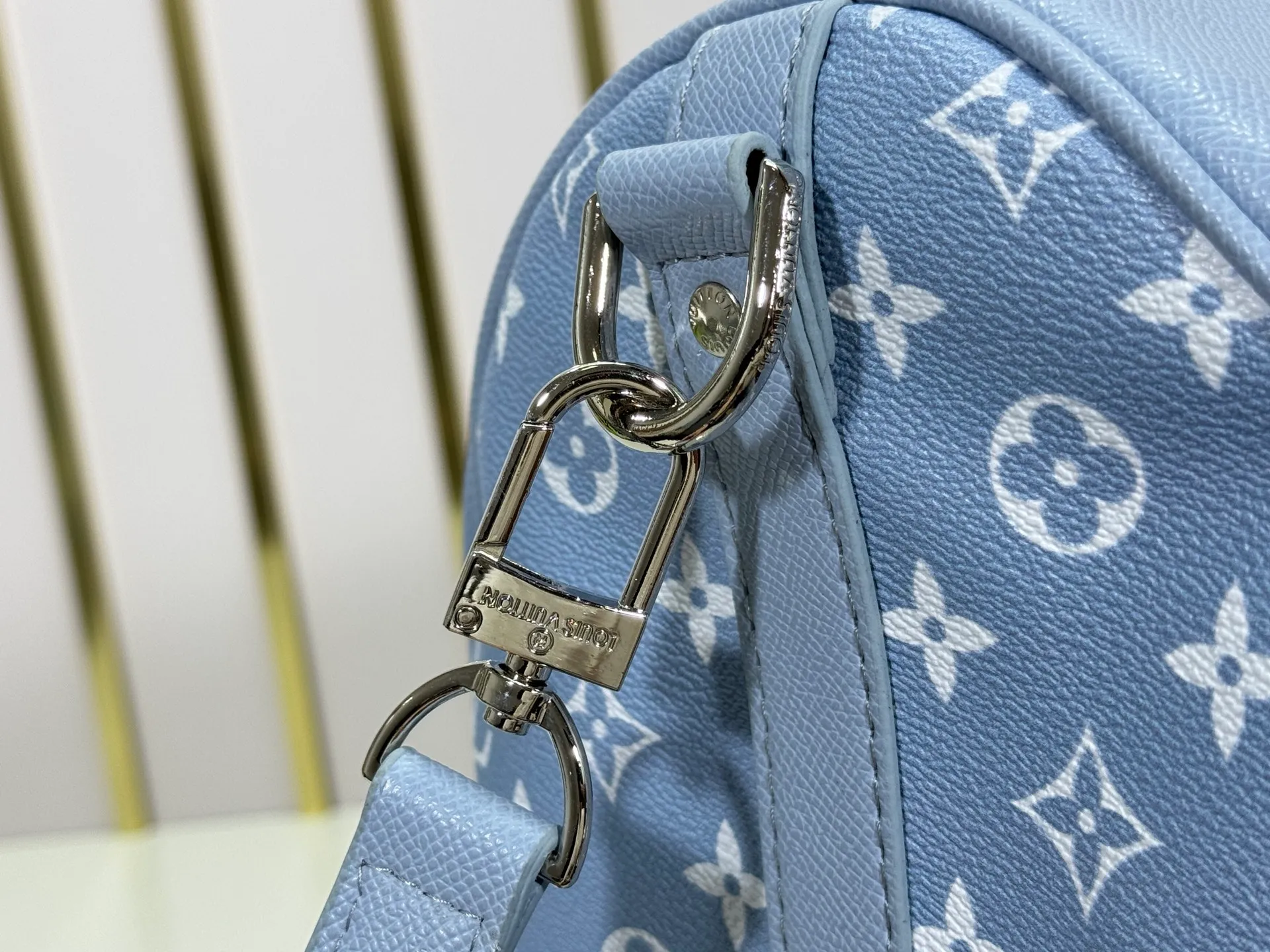 P340 upgraded original M41416 M23962 M40667 M41418 M14122 2025 summer travel bag, using cross pattern to combine classic design and iconic details. Made of Damier Graite canvas and hand luggage size. It has a unique rounded leather handle and an adjustable and detachable shoulder strap. The shoulder pads on the shoulder strap make it more comfortable to carry. Detachable bag can be used as a clutch or pocket. size: 50x29x23cm (length x height x width)