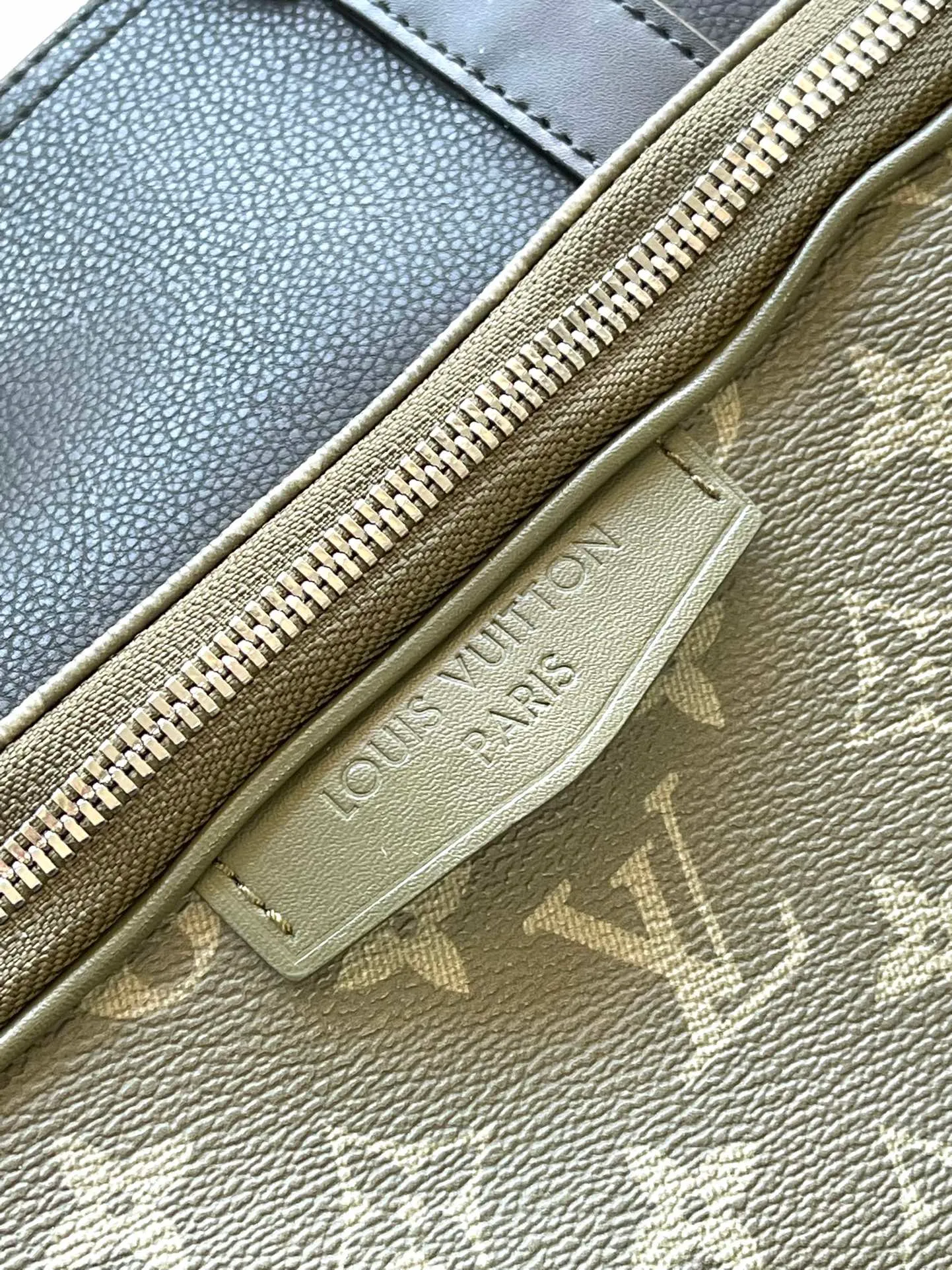 💰1740 Top original order M12690 This Keepal Bandouliere 50 travel bag is from the LVPark series. It has a grained leather body and is cleverly integrated into the Monogram coated canvas zippered side pockets. The removable LVLovers suede nameplate confirms the brand's identity. Dimensions: 50 × 29 × 23 cm