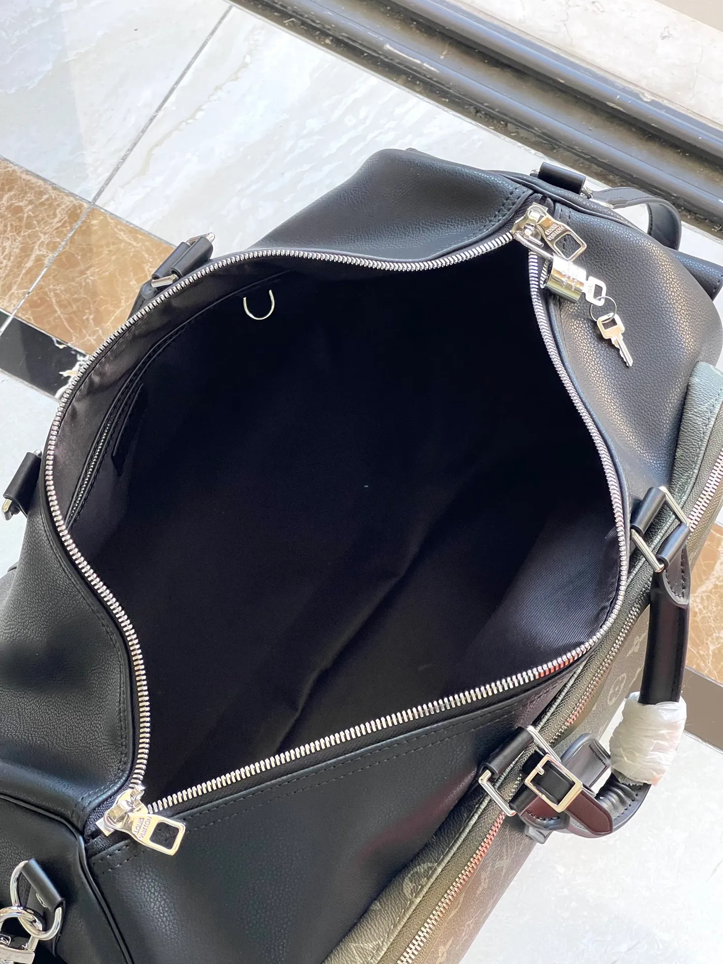 💰1740 Top original order M12690 This Keepal Bandouliere 50 travel bag is from the LVPark series. It has a grained leather body and is cleverly integrated into the Monogram coated canvas zippered side pockets. The removable LVLovers suede nameplate confirms the brand's identity. Dimensions: 50 × 29 × 23 cm