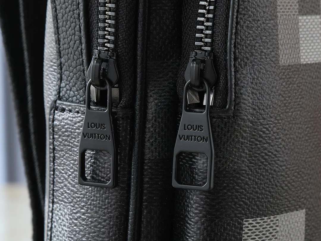 💰240💰Upgraded from the original M14953 M25891 M11703 M47137 This Avenue small shoulder bag is made of Monogram Eclipse coated canvas, with a sophisticated configuration to explore the trend of traveling crossbody. An interior pocket in the main compartment ensures secure storage, while an exterior zippered pocket provides easy access to frequently used items. There is a triangular zipper pocket where the shoulder strap connects to the handbag. 16.0 x 33.0 x 5.7 cm (length x height x width)