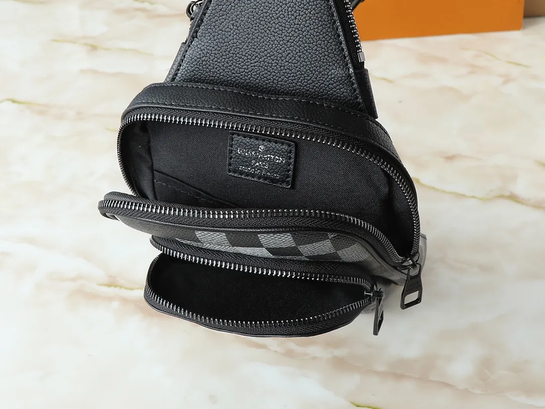 💰240💰Upgraded from the original M14953 M25891 M11703 M47137 This Avenue small shoulder bag is made of Monogram Eclipse coated canvas, with a sophisticated configuration to explore the trend of traveling crossbody. An interior pocket in the main compartment ensures secure storage, while an exterior zippered pocket provides easy access to frequently used items. There is a triangular zipper pocket where the shoulder strap connects to the handbag. 16.0 x 33.0 x 5.7 cm (length x height x width)