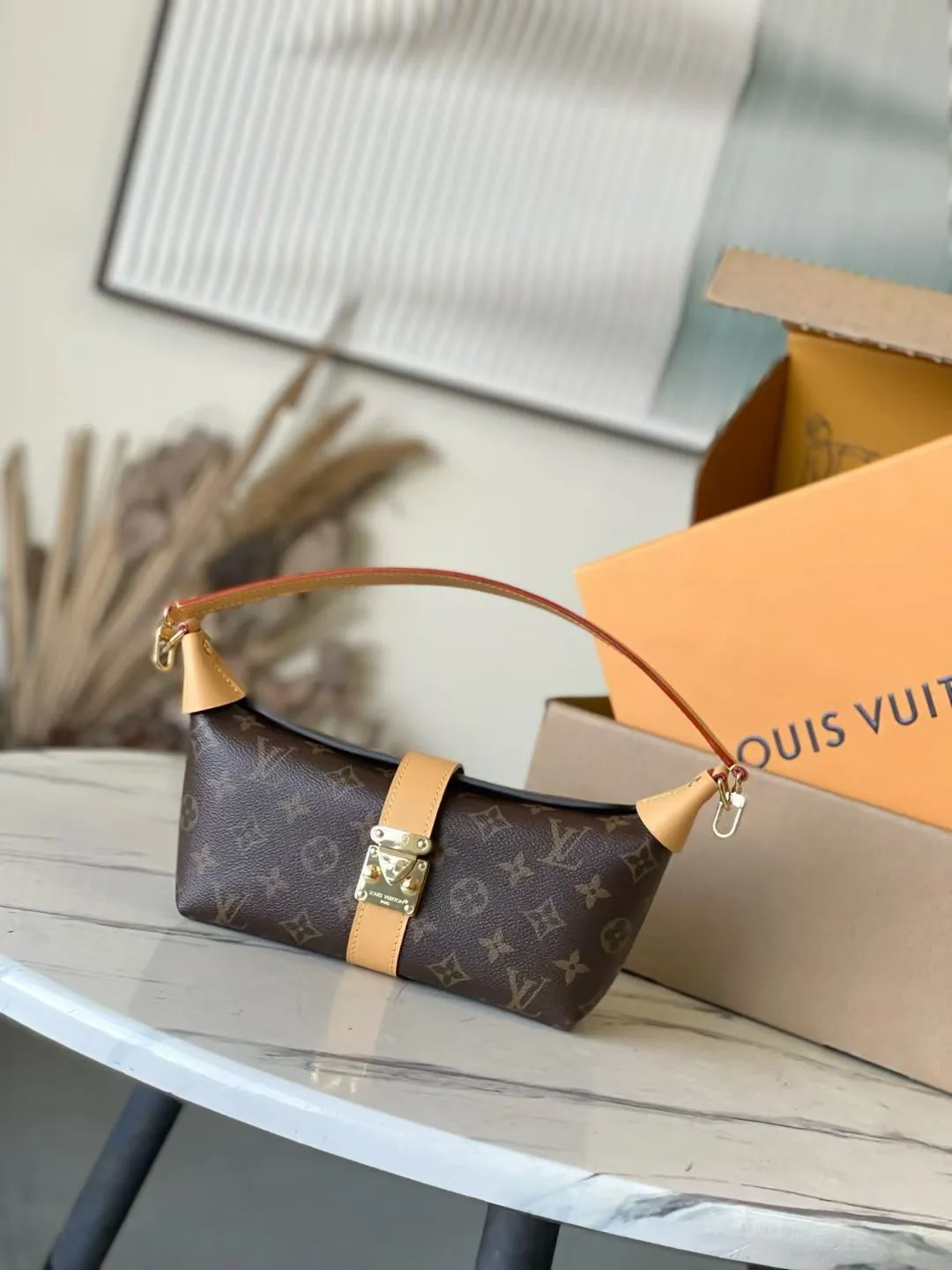 💰860 Top original order M26191 This Pochette Mia handbag comes from the Monogram series. The Monogram canvas body is integrated with cow leather trim, and the S-lock buckle highlights the brand identity. The right size can easily store your daily needs, making it a sophisticated choice for day and night travel. Suitable for shoulder or hand carry. Dimensions: 22 × 14.5 × 8 cm
