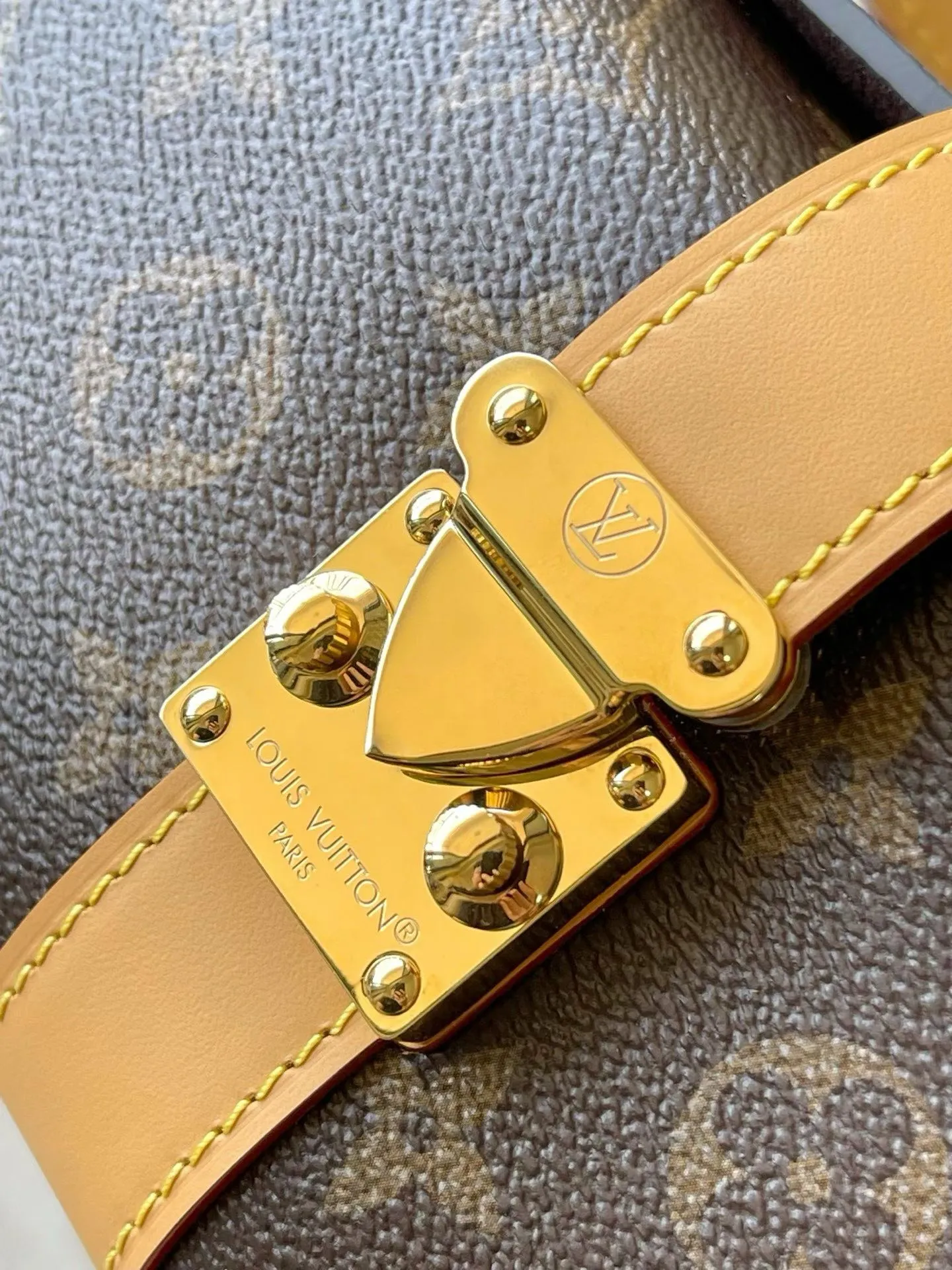 💰860 Top original order M26191 This Pochette Mia handbag comes from the Monogram series. The Monogram canvas body is integrated with cow leather trim, and the S-lock buckle highlights the brand identity. The right size can easily store your daily needs, making it a sophisticated choice for day and night travel. Suitable for shoulder or hand carry. Dimensions: 22 × 14.5 × 8 cm