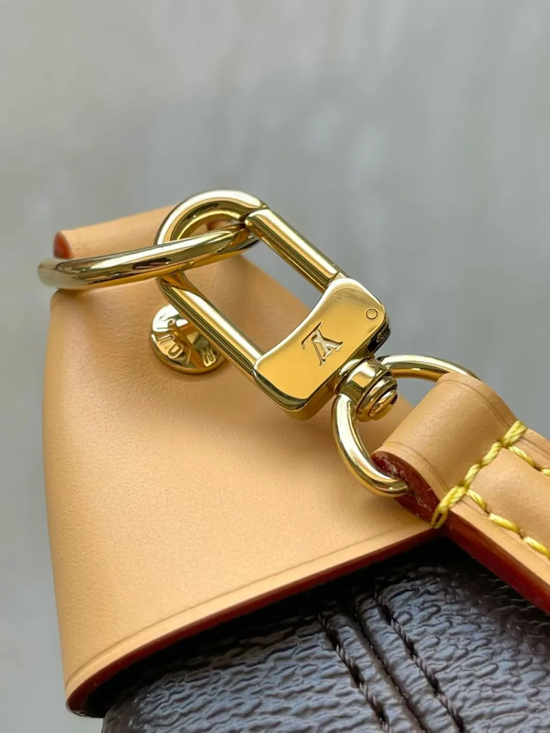 💰860 Top original order M26191 This Pochette Mia handbag comes from the Monogram series. The Monogram canvas body is integrated with cow leather trim, and the S-lock buckle highlights the brand identity. The right size can easily store your daily needs, making it a sophisticated choice for day and night travel. Suitable for shoulder or hand carry. Dimensions: 22 × 14.5 × 8 cm