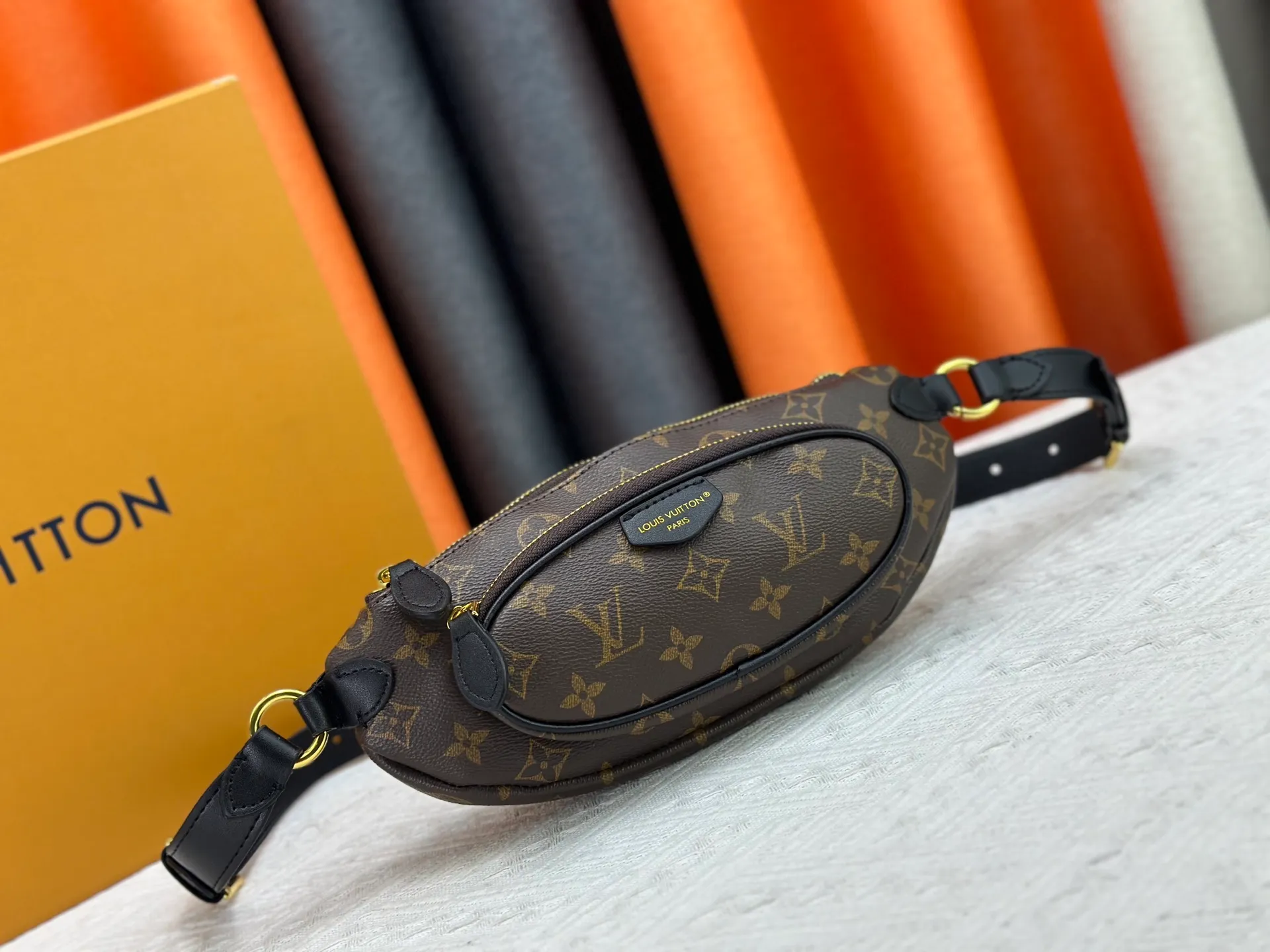 P220 upgraded original M14806 M00230 combines classic elements with new styles - checkerboard elements appear on dish-shaped waist bags and small square hand bags, which are both recognizable and fresh. Size 28-13-3