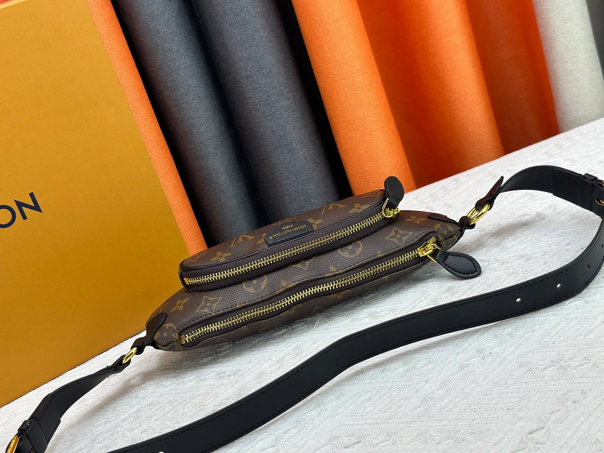 P220 upgraded original M14806 M00230 combines classic elements with new styles - checkerboard elements appear on dish-shaped waist bags and small square hand bags, which are both recognizable and fresh. Size 28-13-3