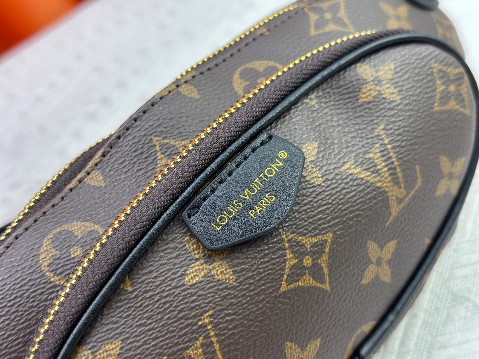 P220 upgraded original M14806 M00230 combines classic elements with new styles - checkerboard elements appear on dish-shaped waist bags and small square hand bags, which are both recognizable and fresh. Size 28-13-3