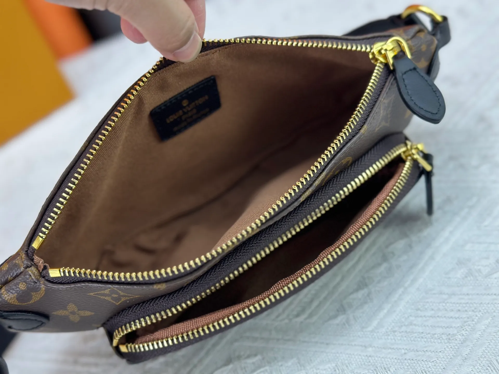 P220 upgraded original M14806 M00230 combines classic elements with new styles - checkerboard elements appear on dish-shaped waist bags and small square hand bags, which are both recognizable and fresh. Size 28-13-3