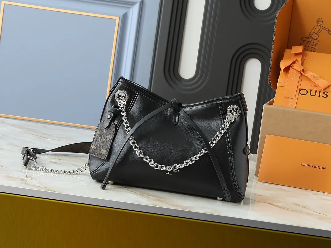💰220💰Upgraded from the original M12888 M13014. This CarryAll BB handbag outlines a plump silhouette with neat lines. It is decorated with classic sheepskin and has a shiny Monogram floral metal chain, which creates an eye-catching contrast with the Monogram canvas brand name. The zippered inner pocket allows for easy access to cards and small items. Dimensions: 26.0 x 17.0 x 10.0 cm (length x height x width)