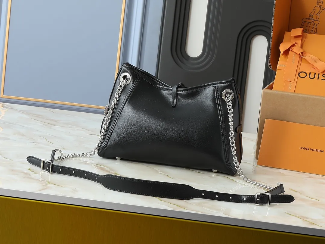 💰220💰Upgraded from the original M12888 M13014. This CarryAll BB handbag outlines a plump silhouette with neat lines. It is decorated with classic sheepskin and has a shiny Monogram floral metal chain, which creates an eye-catching contrast with the Monogram canvas brand name. The zippered inner pocket allows for easy access to cards and small items. Dimensions: 26.0 x 17.0 x 10.0 cm (length x height x width)