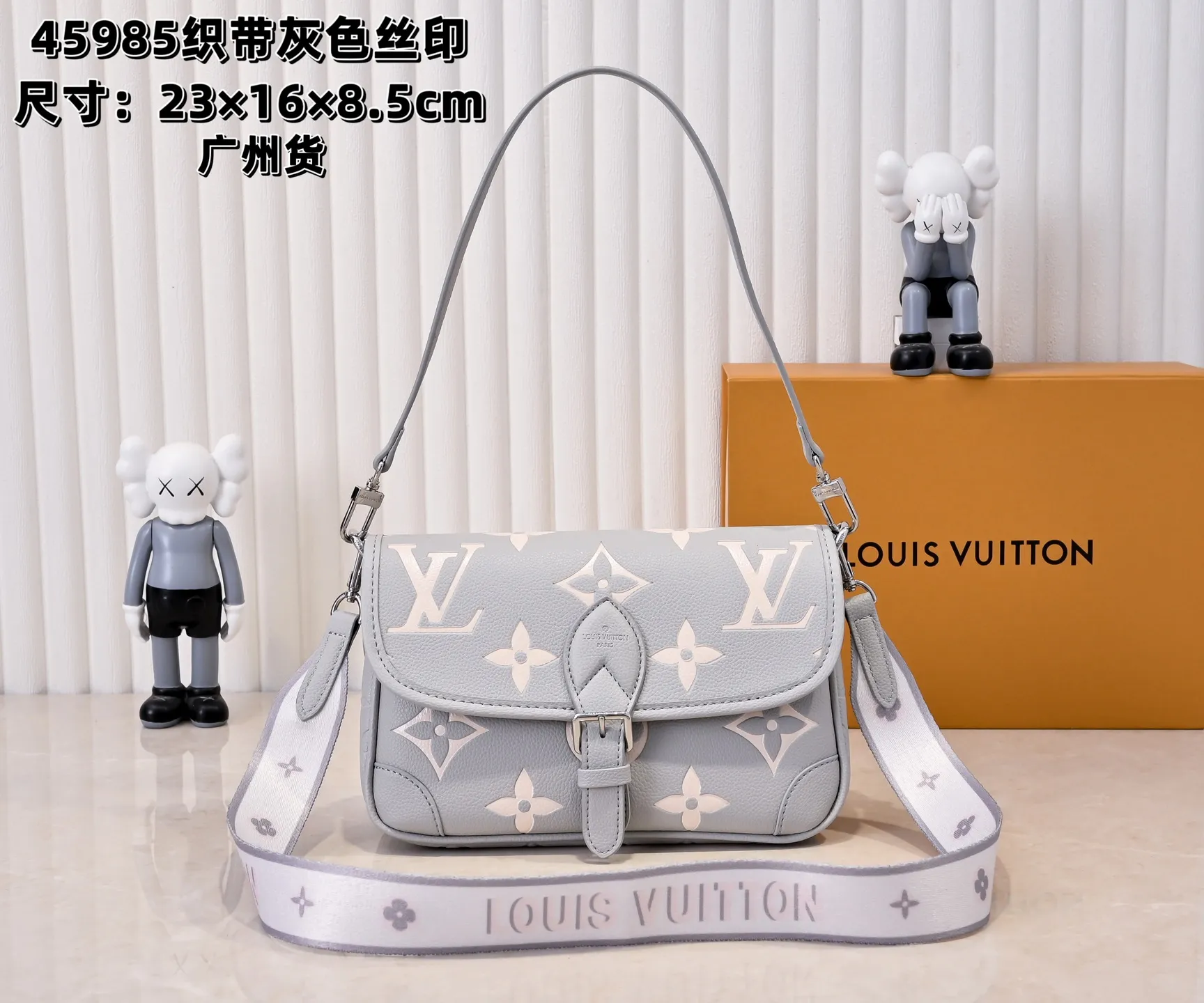 Batch 💰300💰 Exclusive real shot - upgraded version ‼ ️M46386 black M46388 white M45985 full leather baguette series new Diane handbag Diane satchel is made of Monogram Empreinte, made of the brand's iconic embossed leather. This versatile bag comes with a removable leather shoulder strap that can be worn over the shoulder or by hand, as well as a roomy removable jacquard crossbody bag with 'Louis Vuitton' printed strap. This versatile bag can be styled in chic or sporty fashion to match the overall style or mood. Dimensions: 25.0×9.0×15.0 cm.