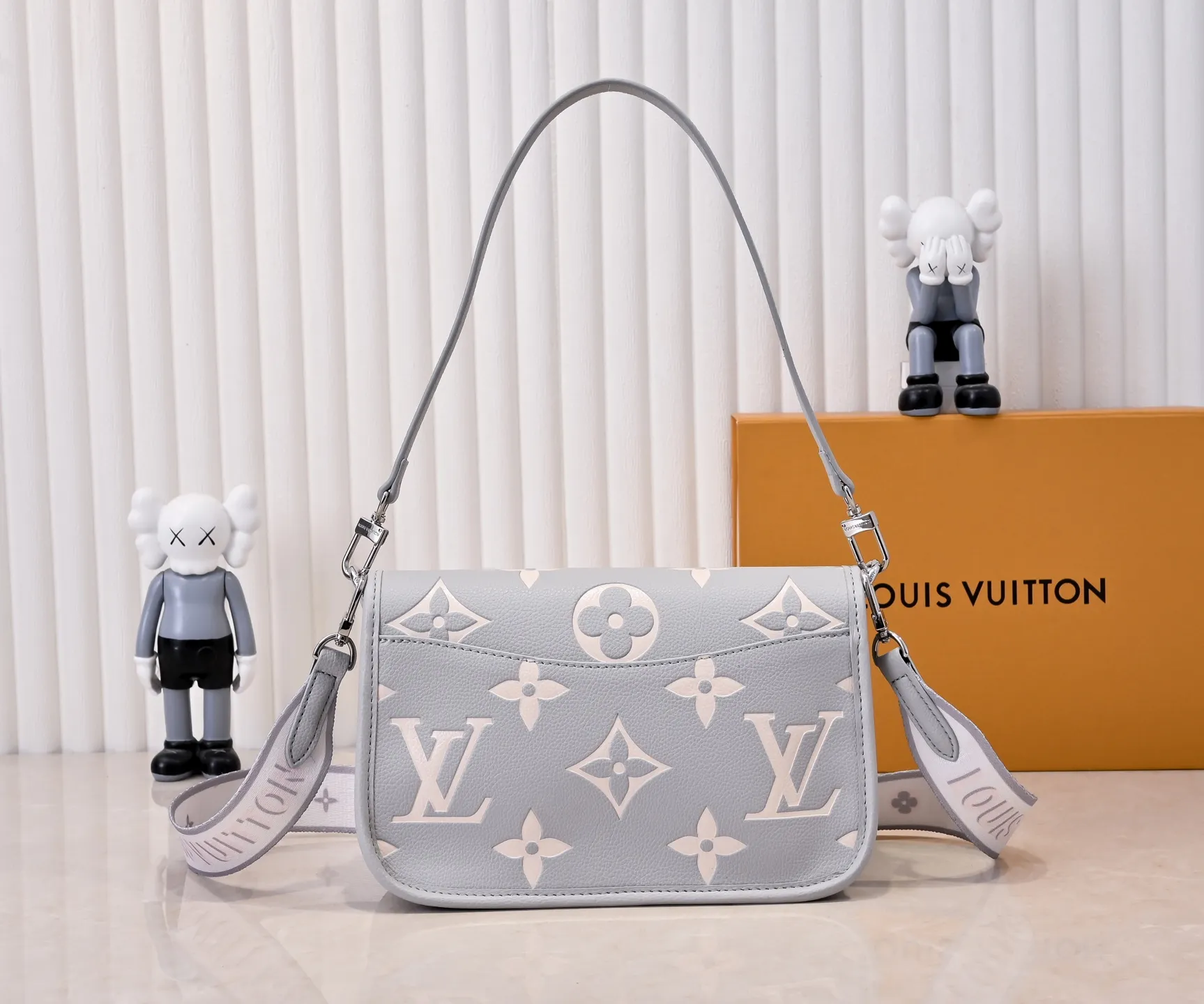 Batch 💰300💰 Exclusive real shot - upgraded version ‼ ️M46386 black M46388 white M45985 full leather baguette series new Diane handbag Diane satchel is made of Monogram Empreinte, made of the brand's iconic embossed leather. This versatile bag comes with a removable leather shoulder strap that can be worn over the shoulder or by hand, as well as a roomy removable jacquard crossbody bag with 'Louis Vuitton' printed strap. This versatile bag can be styled in chic or sporty fashion to match the overall style or mood. Dimensions: 25.0×9.0×15.0 cm.