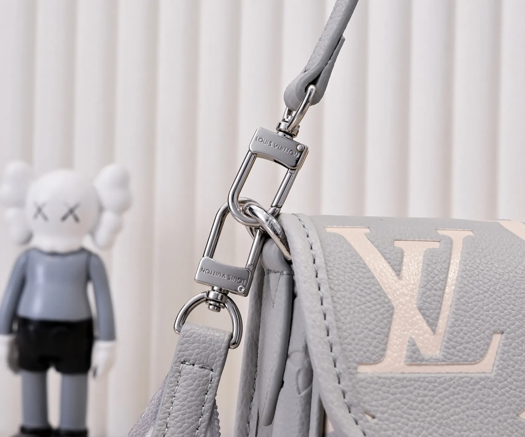 Batch 💰300💰 Exclusive real shot - upgraded version ‼ ️M46386 black M46388 white M45985 full leather baguette series new Diane handbag Diane satchel is made of Monogram Empreinte, made of the brand's iconic embossed leather. This versatile bag comes with a removable leather shoulder strap that can be worn over the shoulder or by hand, as well as a roomy removable jacquard crossbody bag with 'Louis Vuitton' printed strap. This versatile bag can be styled in chic or sporty fashion to match the overall style or mood. Dimensions: 25.0×9.0×15.0 cm.
