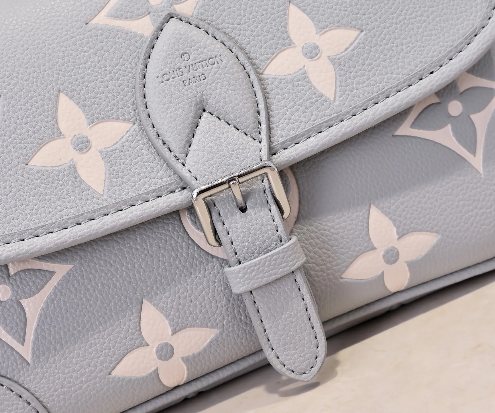 Batch 💰300💰 Exclusive real shot - upgraded version ‼ ️M46386 black M46388 white M45985 full leather baguette series new Diane handbag Diane satchel is made of Monogram Empreinte, made of the brand's iconic embossed leather. This versatile bag comes with a removable leather shoulder strap that can be worn over the shoulder or by hand, as well as a roomy removable jacquard crossbody bag with 'Louis Vuitton' printed strap. This versatile bag can be styled in chic or sporty fashion to match the overall style or mood. Dimensions: 25.0×9.0×15.0 cm.