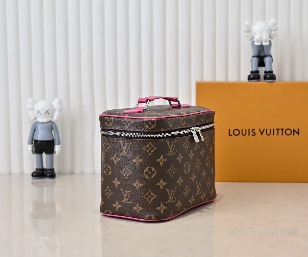 Batch 320💰Upgraded original version ✨M42265 This style is inspired by the iconic Nice cosmetic bag. This elegant toiletry bag is a personalized choice for carrying basic beauty supplies. A hidden zip pocket on the inside of the flap can store especially valuable personal items. - Top woven handle - Monogram coated canvas fabric - Louis Vuitton special coated canvas washable lining - Natural cowhide leather trim - Gold metal hardware - Double-layer zipper closure - Large capacity inside the bag - Zippered pocket on the inside of the flap - Several patch pockets inside - size 24×14×17.